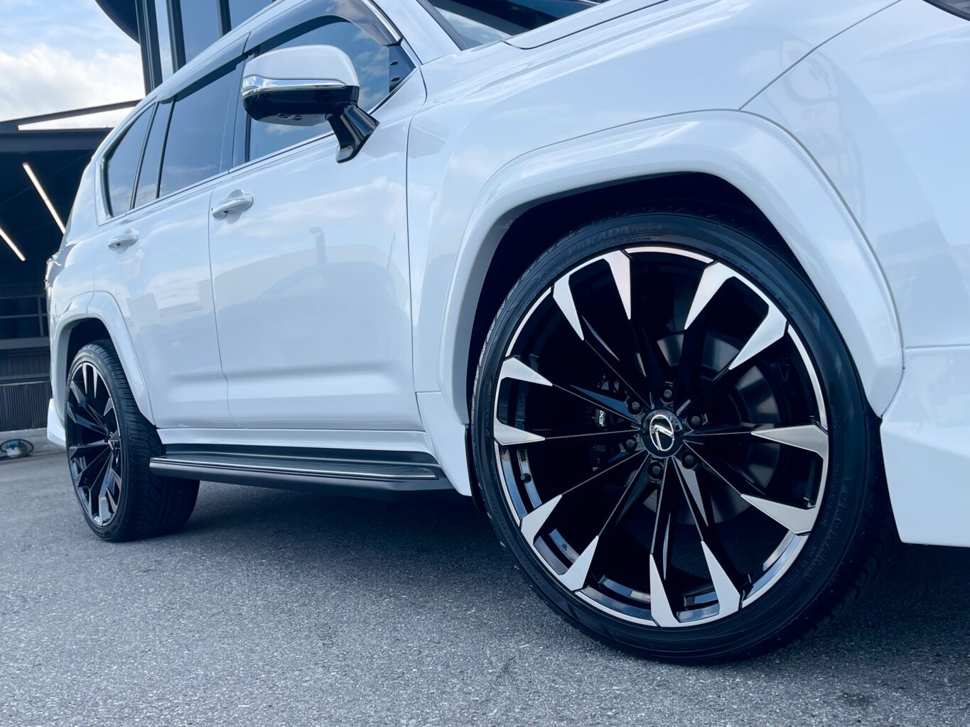 レクサスLX600
MODELLISTA + UNIVERSAL DESIGN オリジナルオーバーフェンダー＆24インチホイール(ブラックポリッシュ)を装着して頂きました！