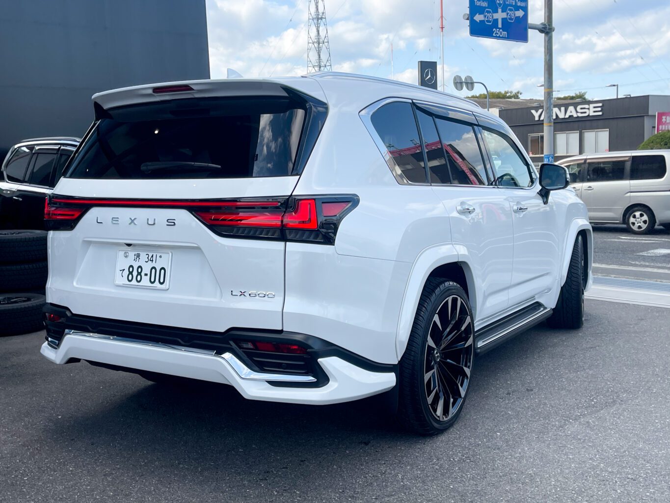 レクサスLX600
MODELLISTA + UNIVERSAL DESIGN オリジナルオーバーフェンダー＆24インチホイール(ブラックポリッシュ)を装着して頂きました！