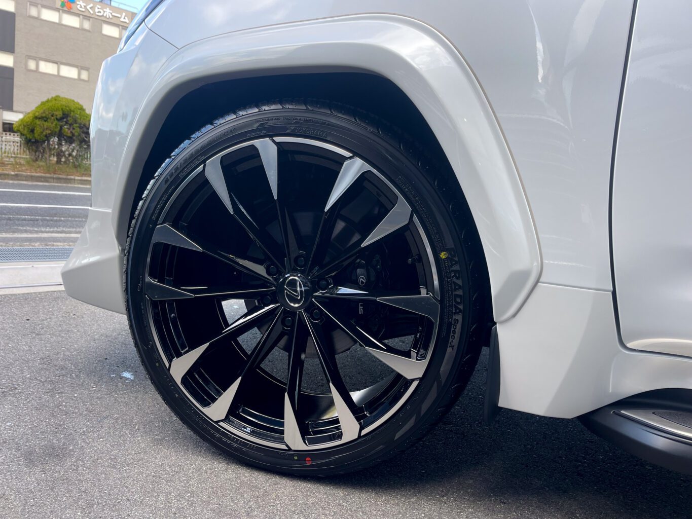 レクサスLX600
MODELLISTA + UNIVERSAL DESIGN オリジナルオーバーフェンダー＆24インチホイール(ブラックポリッシュ)を装着して頂きました！