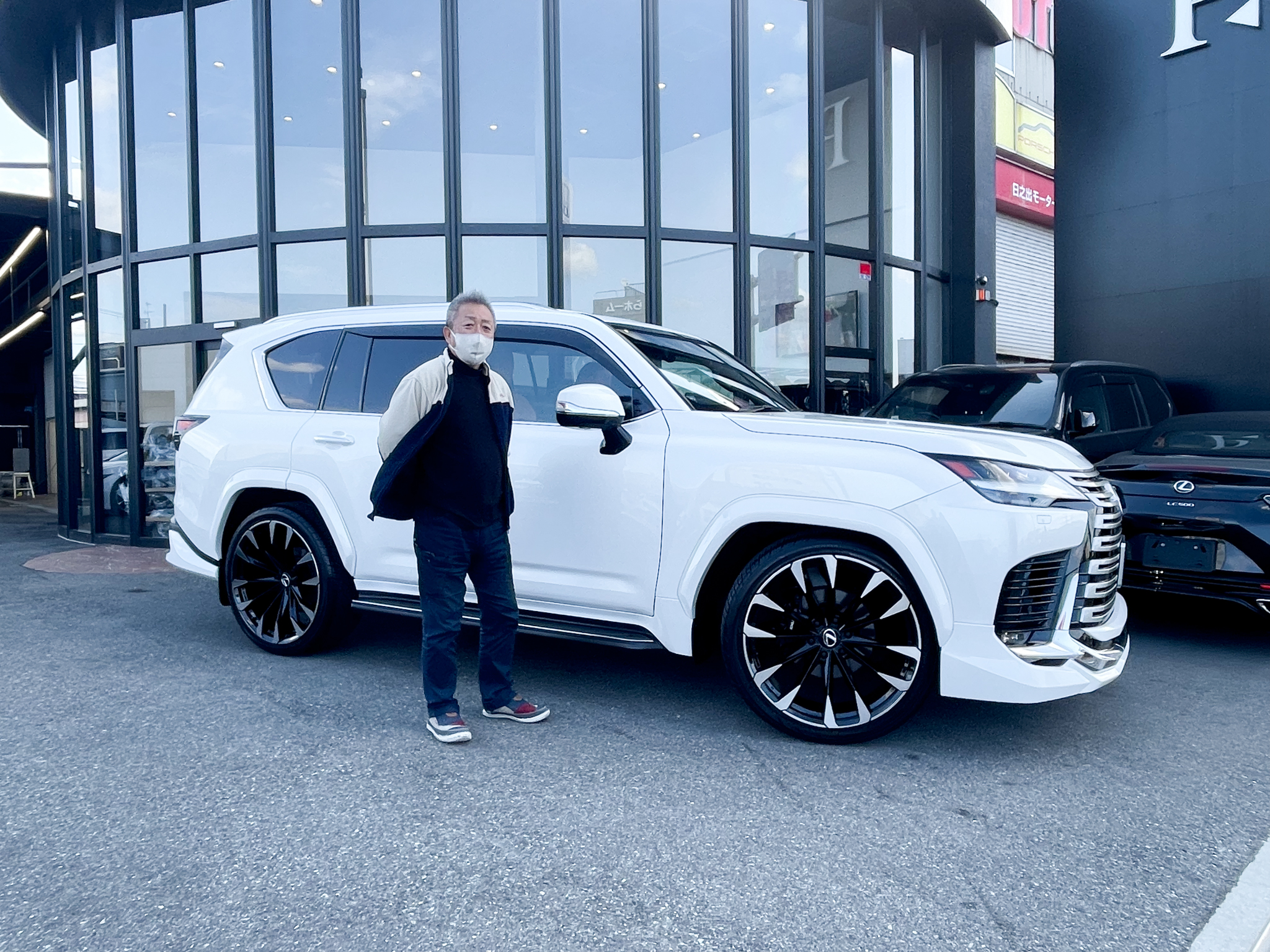 レクサスLX600
MODELLISTA + UNIVERSAL DESIGN オリジナルオーバーフェンダー＆24インチホイール(ブラックポリッシュ)を装着して頂きました！