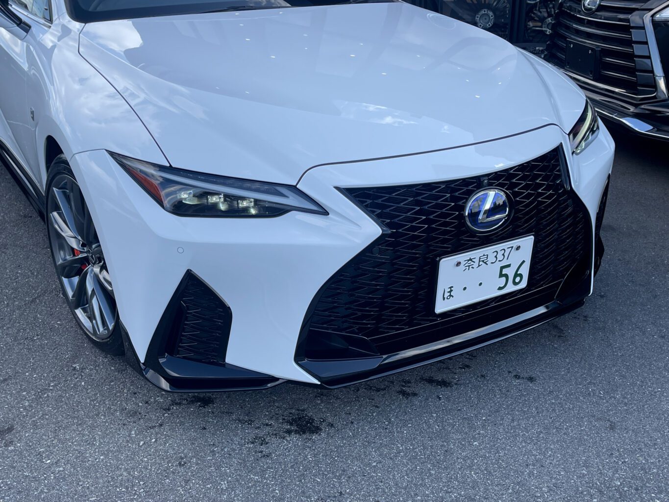 レクサスIS300h F-SPORT
当店では数多くのレクサス車を揃えておりますので、ISをご検討のお客様はどうぞお気軽にお問い合わせください♪
弊社では自社板金塗装工場も備えておりますので、カスタムのベースカー選びでご検討中の方もどうぞお気軽にご相談ください♪