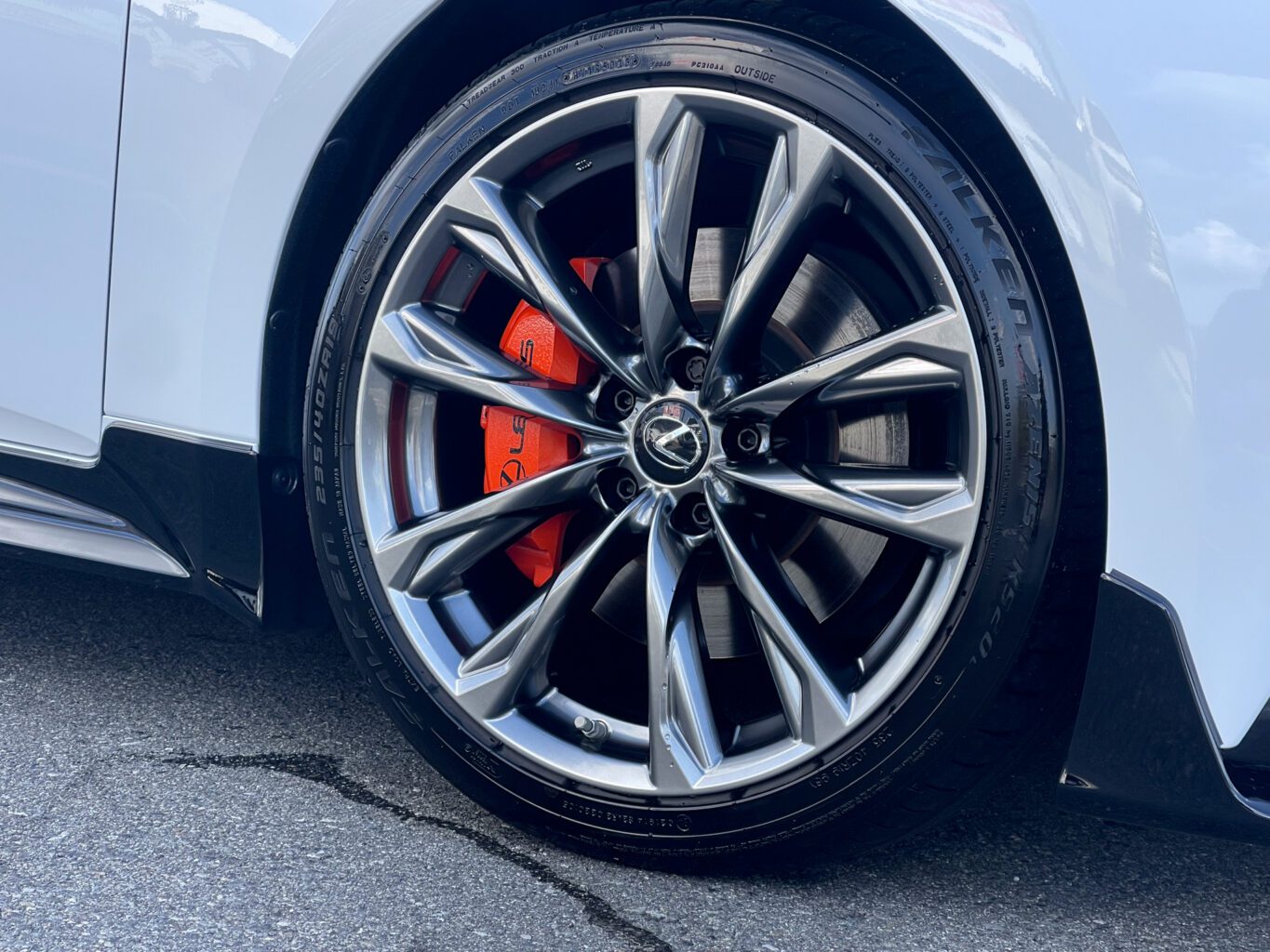 レクサスIS300h F-SPORT
当店では数多くのレクサス車を揃えておりますので、ISをご検討のお客様はどうぞお気軽にお問い合わせください♪
弊社では自社板金塗装工場も備えておりますので、カスタムのベースカー選びでご検討中の方もどうぞお気軽にご相談ください♪