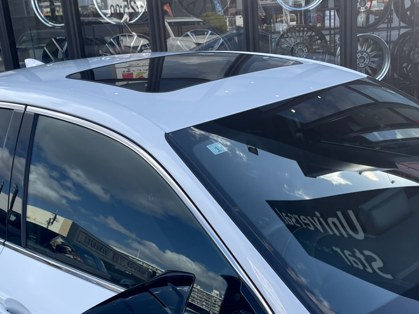 レクサスIS300h F-SPORT
当店では数多くのレクサス車を揃えておりますので、ISをご検討のお客様はどうぞお気軽にお問い合わせください♪
弊社では自社板金塗装工場も備えておりますので、カスタムのベースカー選びでご検討中の方もどうぞお気軽にご相談ください♪