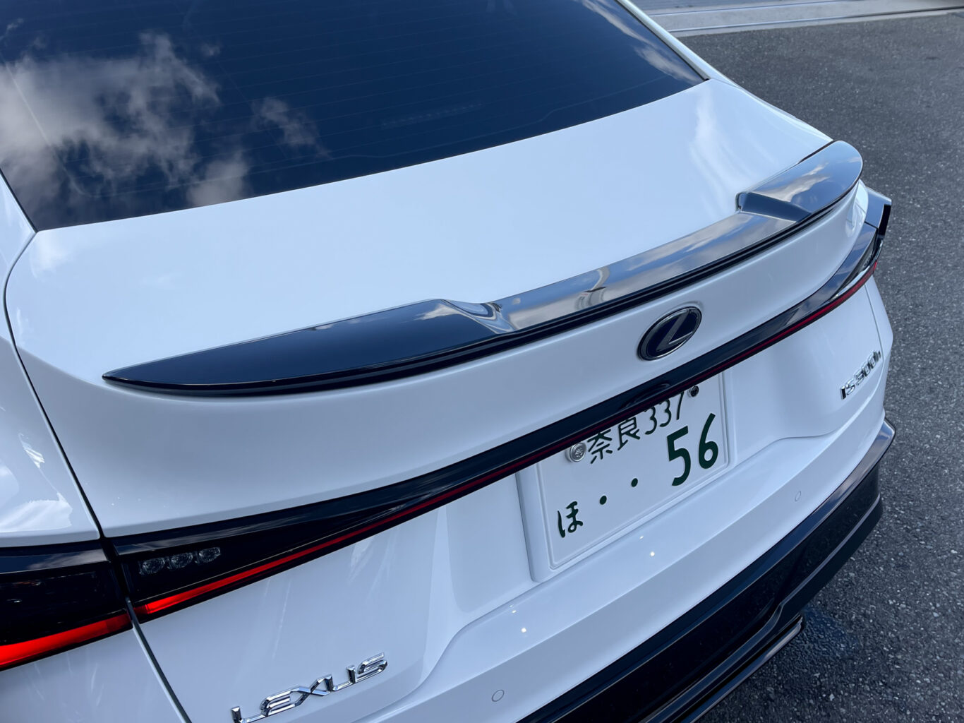 レクサスIS300h F-SPORT
当店では数多くのレクサス車を揃えておりますので、ISをご検討のお客様はどうぞお気軽にお問い合わせください♪
弊社では自社板金塗装工場も備えておりますので、カスタムのベースカー選びでご検討中の方もどうぞお気軽にご相談ください♪