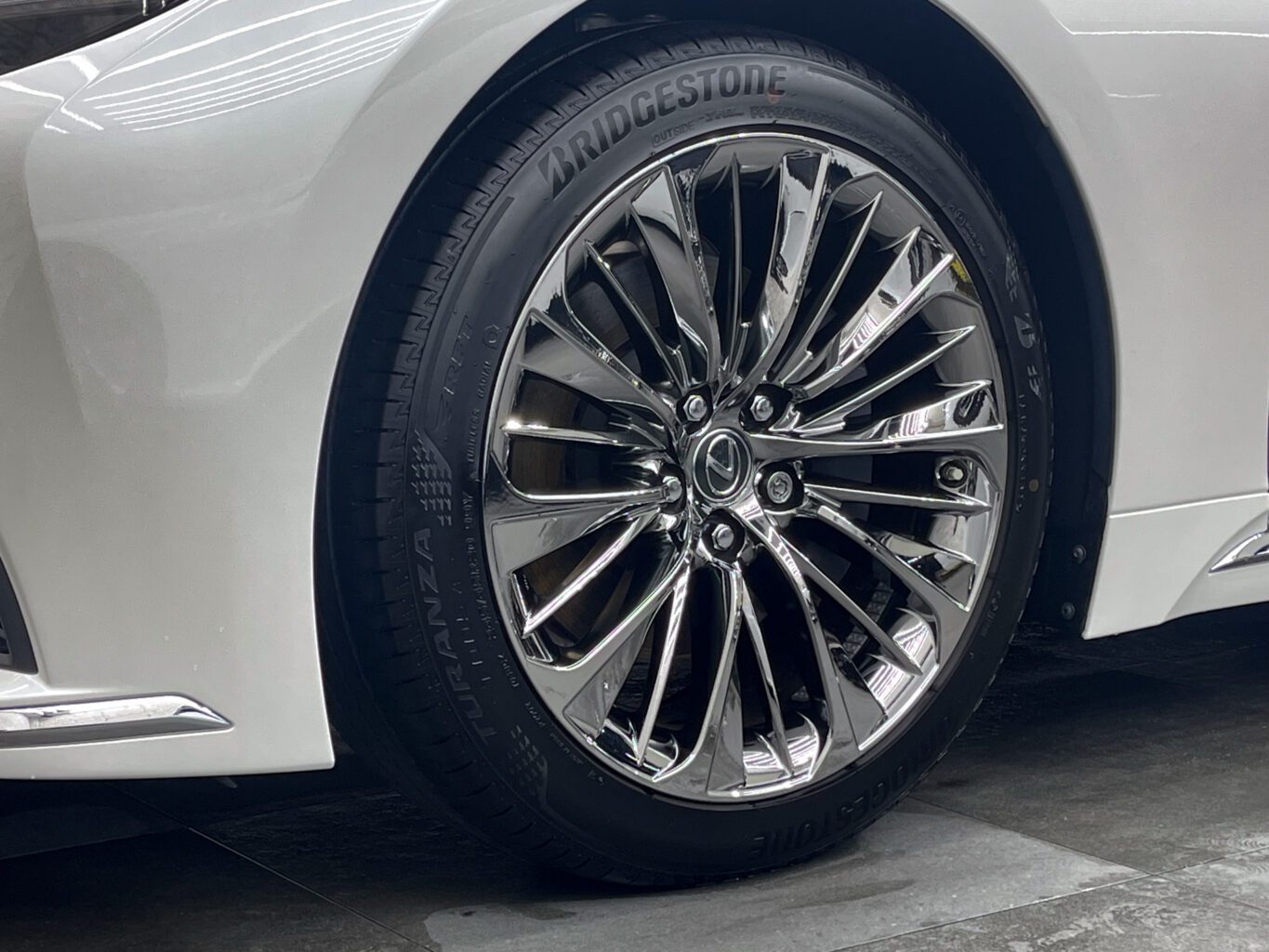 レクサスLS500 大切なお車を無事にフェリーまでお運びいたしました！ 弊社では遠方のお客様にも安心してご購入して頂けますように、弊社スタッフが港まで丁寧にお運びさせて頂いております！