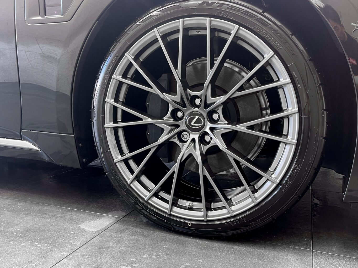 弊社UNIVERSAL DESIGN オリジナル21インチホイールを装着して頂きました。
サイズはLS専用のフロント9J ,リア10.5Jで、カラーはハイパーシルバーです!
気になる方はその他にもグロスブラックもございますので、好みに合わせてご検討ください!