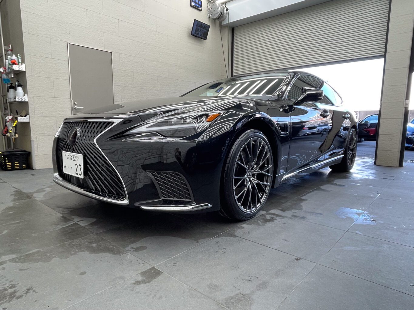 弊社UNIVERSAL DESIGN オリジナル21インチホイールを装着して頂きました。
サイズはLS専用のフロント9J ,リア10.5Jで、カラーはハイパーシルバーです!
気になる方はその他にもグロスブラックもございますので、好みに合わせてご検討ください!