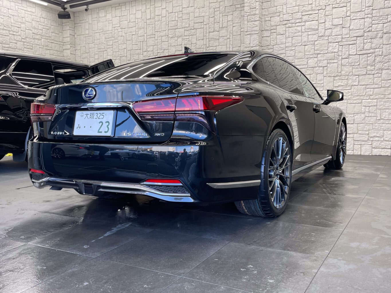 弊社UNIVERSAL DESIGN オリジナル21インチホイールを装着して頂きました。
サイズはLS専用のフロント9J ,リア10.5Jで、カラーはハイパーシルバーです!
気になる方はその他にもグロスブラックもございますので、好みに合わせてご検討ください!