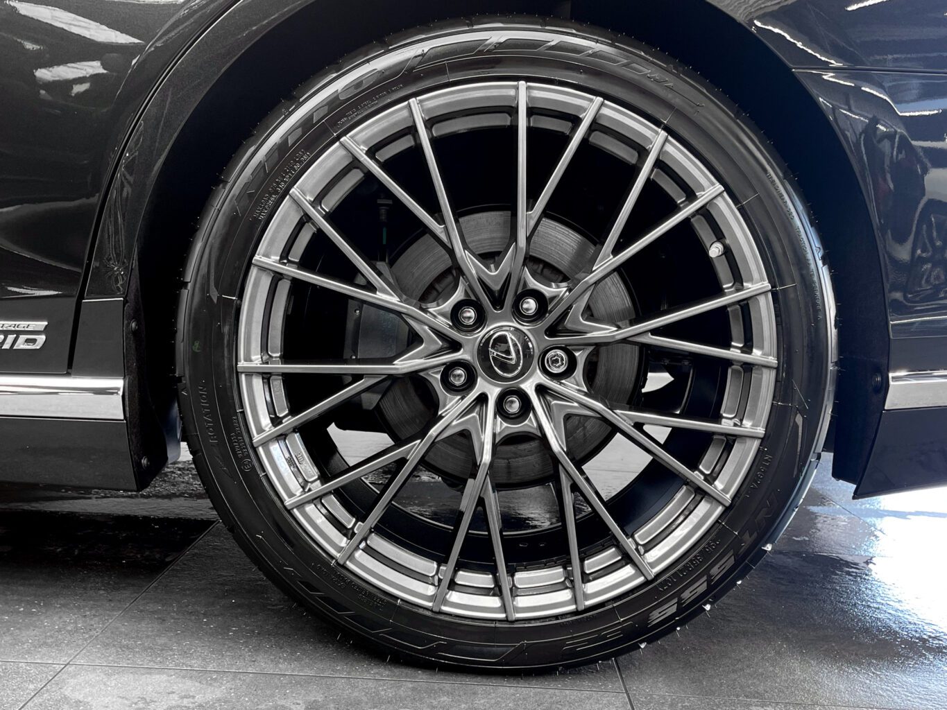 弊社UNIVERSAL DESIGN オリジナル21インチホイールを装着して頂きました。
サイズはLS専用のフロント9J ,リア10.5Jで、カラーはハイパーシルバーです!
気になる方はその他にもグロスブラックもございますので、好みに合わせてご検討ください!