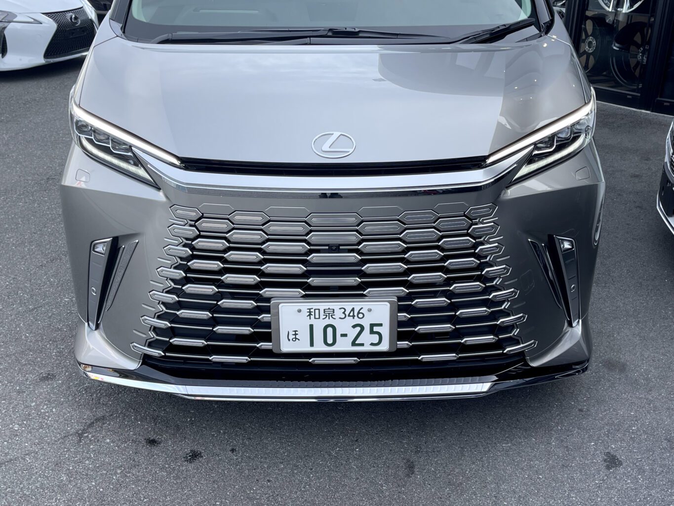 レクサスLM500h EXECUTIVE
弊社では数多くのレクサス車を揃えておりますので、LMをご検討のお客様はどうぞお気軽にお問い合わせください♪
弊社では自社板金塗装工場も備えておりますので、カスタムのベースカー選びでご検討中の方もどうぞお気軽にご相談ください♪