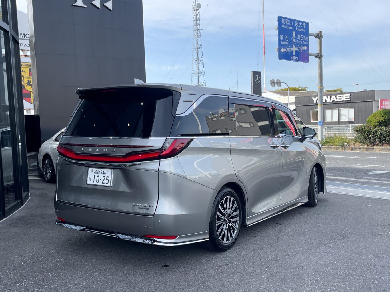 レクサスLM500h EXECUTIVE
弊社では数多くのレクサス車を揃えておりますので、LMをご検討のお客様はどうぞお気軽にお問い合わせください♪
弊社では自社板金塗装工場も備えておりますので、カスタムのベースカー選びでご検討中の方もどうぞお気軽にご相談ください♪