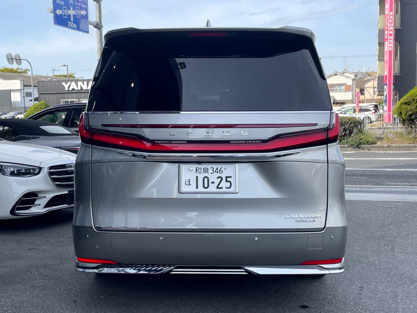 レクサスLM500h EXECUTIVE
弊社では数多くのレクサス車を揃えておりますので、LMをご検討のお客様はどうぞお気軽にお問い合わせください♪
弊社では自社板金塗装工場も備えておりますので、カスタムのベースカー選びでご検討中の方もどうぞお気軽にご相談ください♪