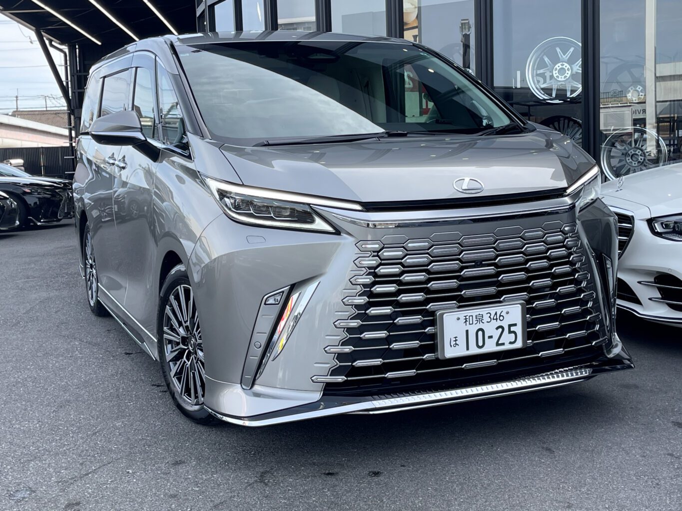 レクサスLM500h EXECUTIVE
弊社では数多くのレクサス車を揃えておりますので、LMをご検討のお客様はどうぞお気軽にお問い合わせください♪
弊社では自社板金塗装工場も備えておりますので、カスタムのベースカー選びでご検討中の方もどうぞお気軽にご相談ください♪