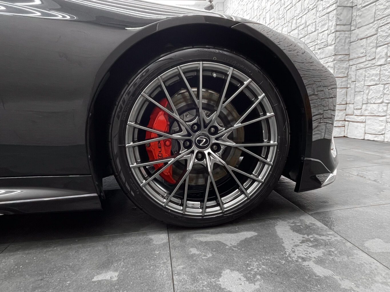 弊社UNIVERSAL DESIGN オリジナル21インチホイールを装着して頂きました。
サイズはLC専用のフロント9J ,リア10.5Jで、カラーはハイパーシルバーです!
気になる方はその他にもグロスブラックもございますので、ボディーカラーに合わせてご検討ください!