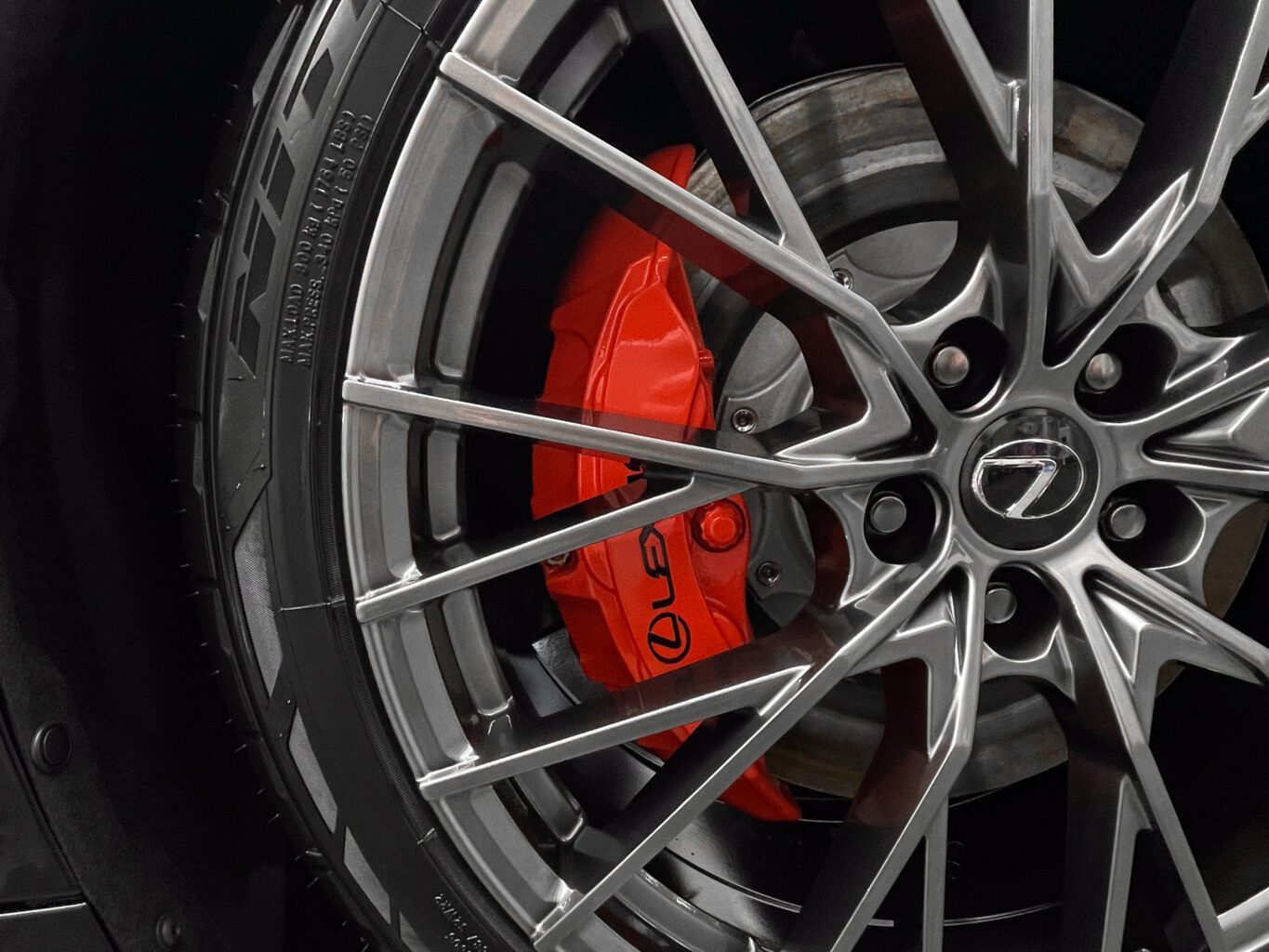 弊社UNIVERSAL DESIGN オリジナル21インチホイールを装着して頂きました。
サイズはLC専用のフロント9J ,リア10.5Jで、カラーはハイパーシルバーです!
気になる方はその他にもグロスブラックもございますので、ボディーカラーに合わせてご検討ください!