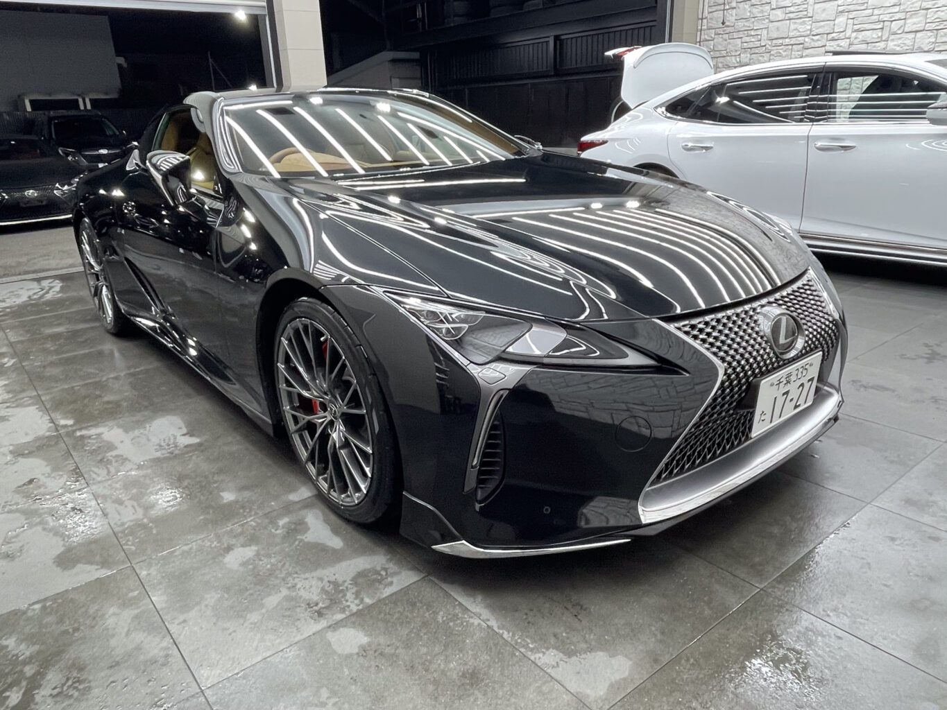 弊社UNIVERSAL DESIGN オリジナル21インチホイールを装着して頂きました。
サイズはLC専用のフロント9J ,リア10.5Jで、カラーはハイパーシルバーです!
気になる方はその他にもグロスブラックもございますので、ボディーカラーに合わせてご検討ください!