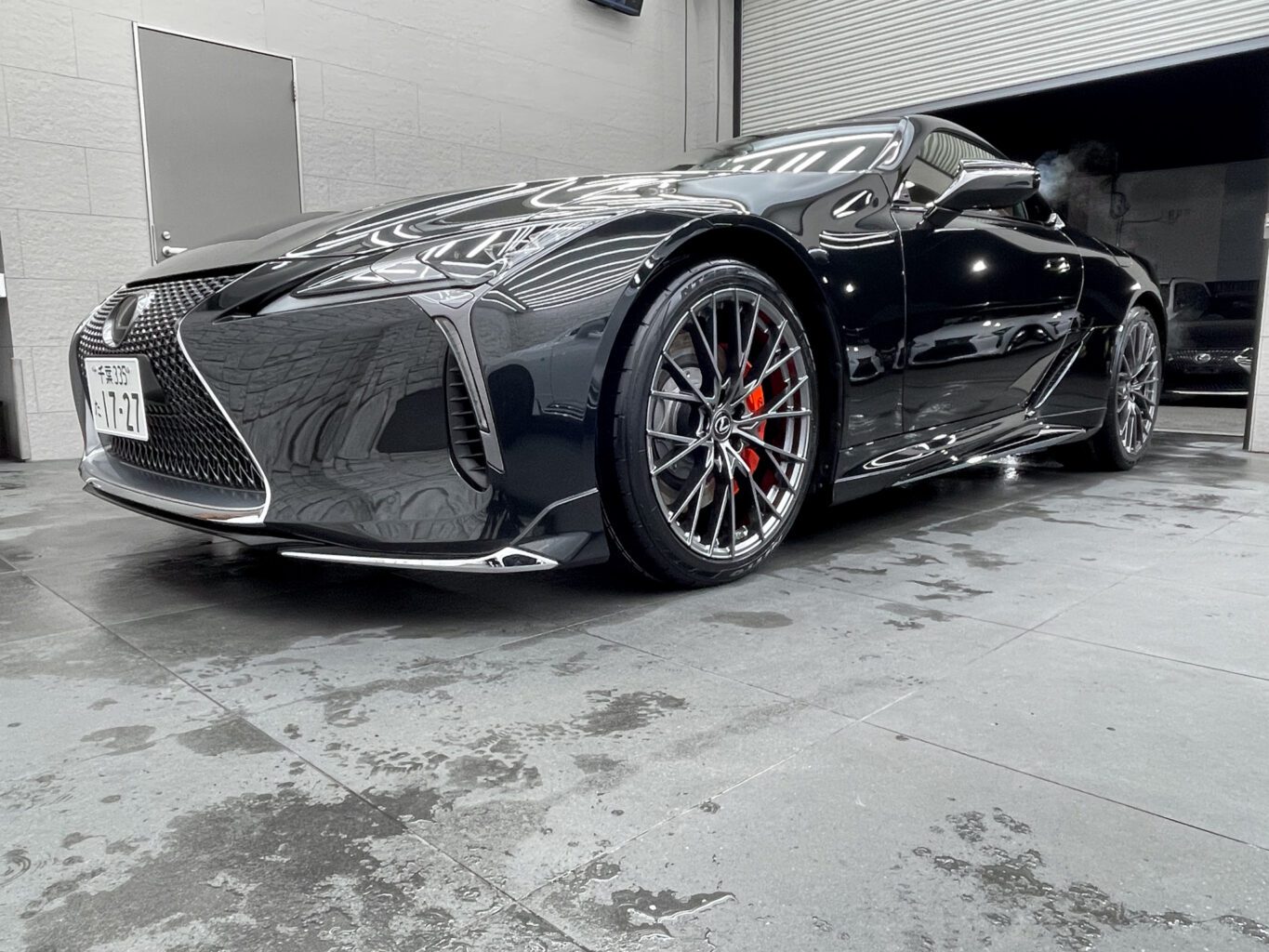 弊社UNIVERSAL DESIGN オリジナル21インチホイールを装着して頂きました。
サイズはLC専用のフロント9J ,リア10.5Jで、カラーはハイパーシルバーです!
気になる方はその他にもグロスブラックもございますので、ボディーカラーに合わせてご検討ください!