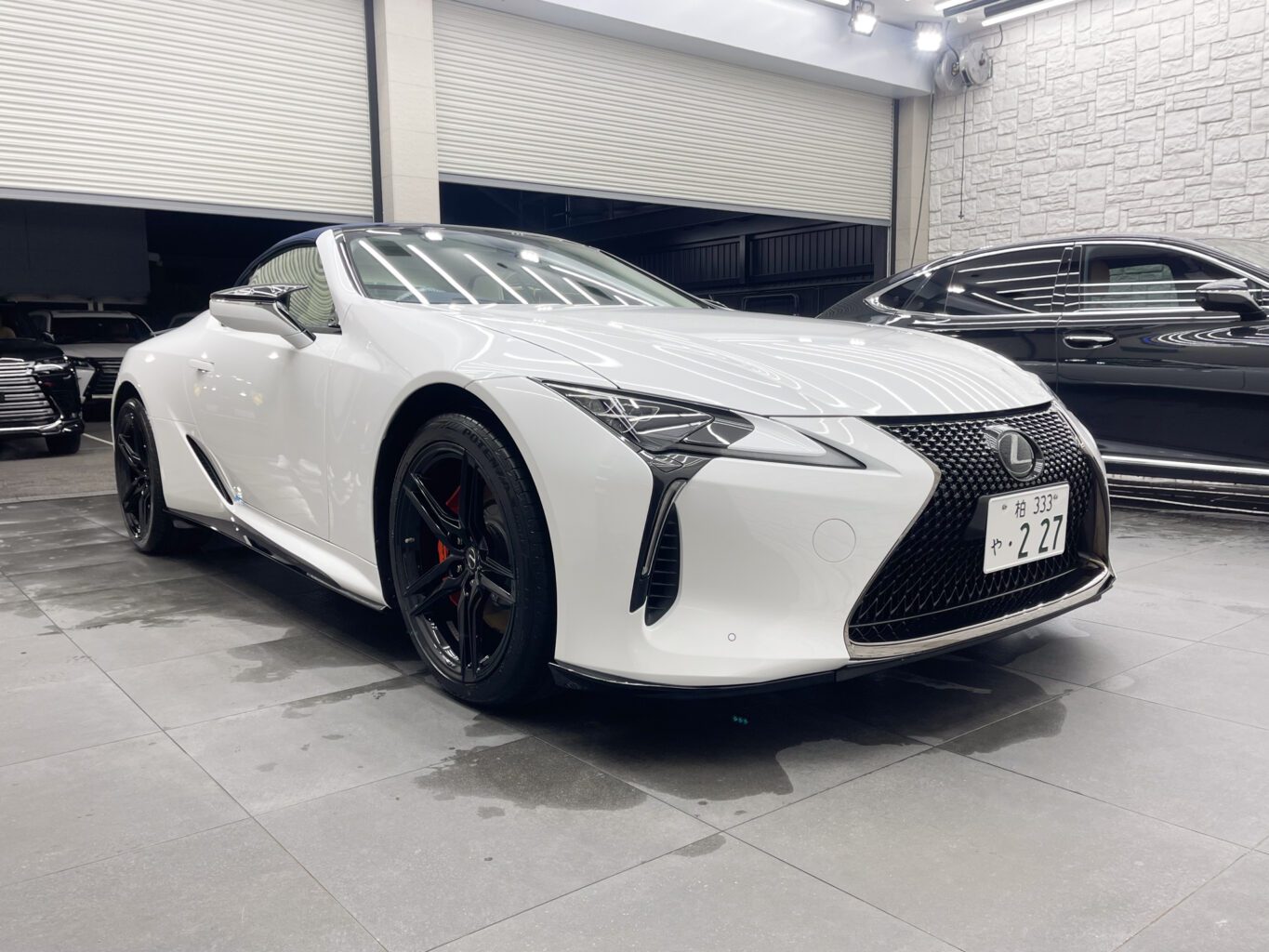 レクサスLC500コンバーチブルのご成約、誠にありがとうございました。
お客様のお車は1台積みの積車をチャーターしてお運びいたしました！
弊社では数多くのレクサス車を揃えておりますので、LCをご検討のお客様はどうぞお気軽にお問い合わせください。
また純正オプションからオリジナルブランドUNIVERSAL DESIGNまで幅広くパーツも揃えておりますので、エアロやホイールをご検討の方はどうぞお気軽にお問い合わせください。