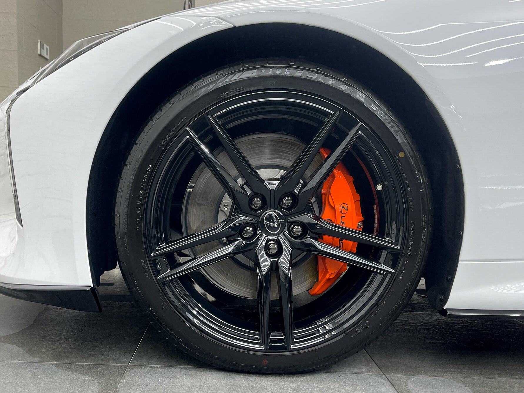 レクサスLC500コンバーチブルのご成約、誠にありがとうございました。
お客様のお車は1台積みの積車をチャーターしてお運びいたしました！
弊社では数多くのレクサス車を揃えておりますので、LCをご検討のお客様はどうぞお気軽にお問い合わせください。
また純正オプションからオリジナルブランドUNIVERSAL DESIGNまで幅広くパーツも揃えておりますので、エアロやホイールをご検討の方はどうぞお気軽にお問い合わせください。