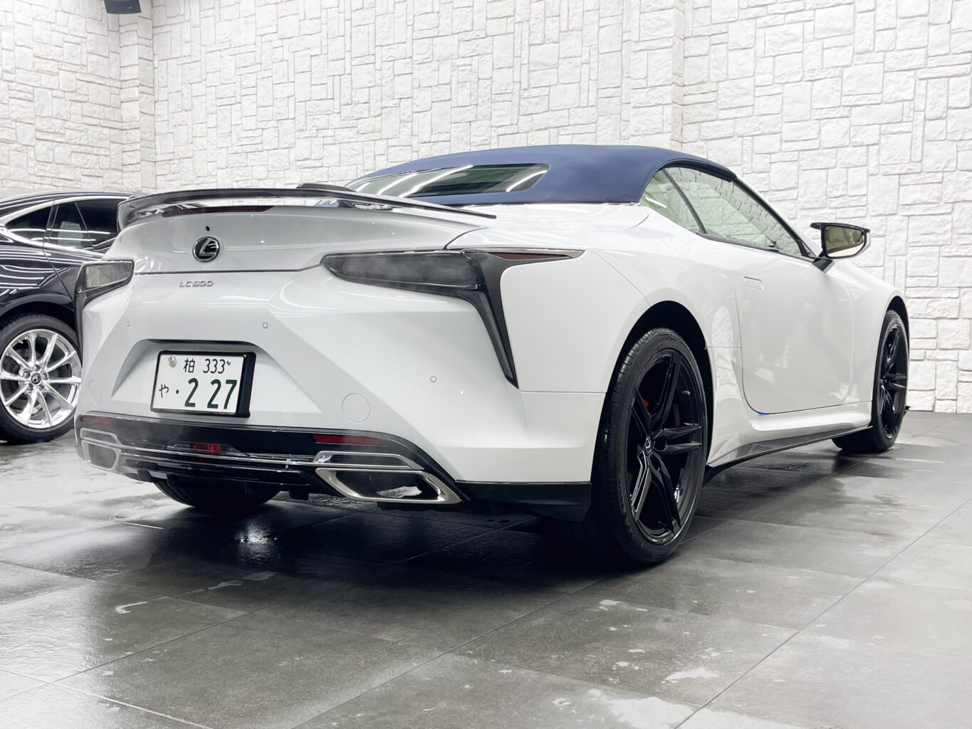 レクサスLC500コンバーチブルのご成約、誠にありがとうございました。
お客様のお車は1台積みの積車をチャーターしてお運びいたしました！
弊社では数多くのレクサス車を揃えておりますので、LCをご検討のお客様はどうぞお気軽にお問い合わせください。
また純正オプションからオリジナルブランドUNIVERSAL DESIGNまで幅広くパーツも揃えておりますので、エアロやホイールをご検討の方はどうぞお気軽にお問い合わせください。