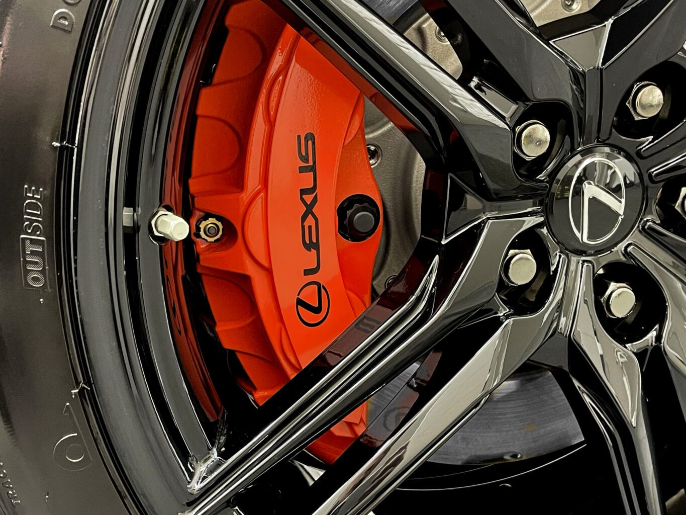 レクサスLC500コンバーチブルのご成約、誠にありがとうございました。
お客様のお車は1台積みの積車をチャーターしてお運びいたしました！
弊社では数多くのレクサス車を揃えておりますので、LCをご検討のお客様はどうぞお気軽にお問い合わせください。
また純正オプションからオリジナルブランドUNIVERSAL DESIGNまで幅広くパーツも揃えておりますので、エアロやホイールをご検討の方はどうぞお気軽にお問い合わせください。