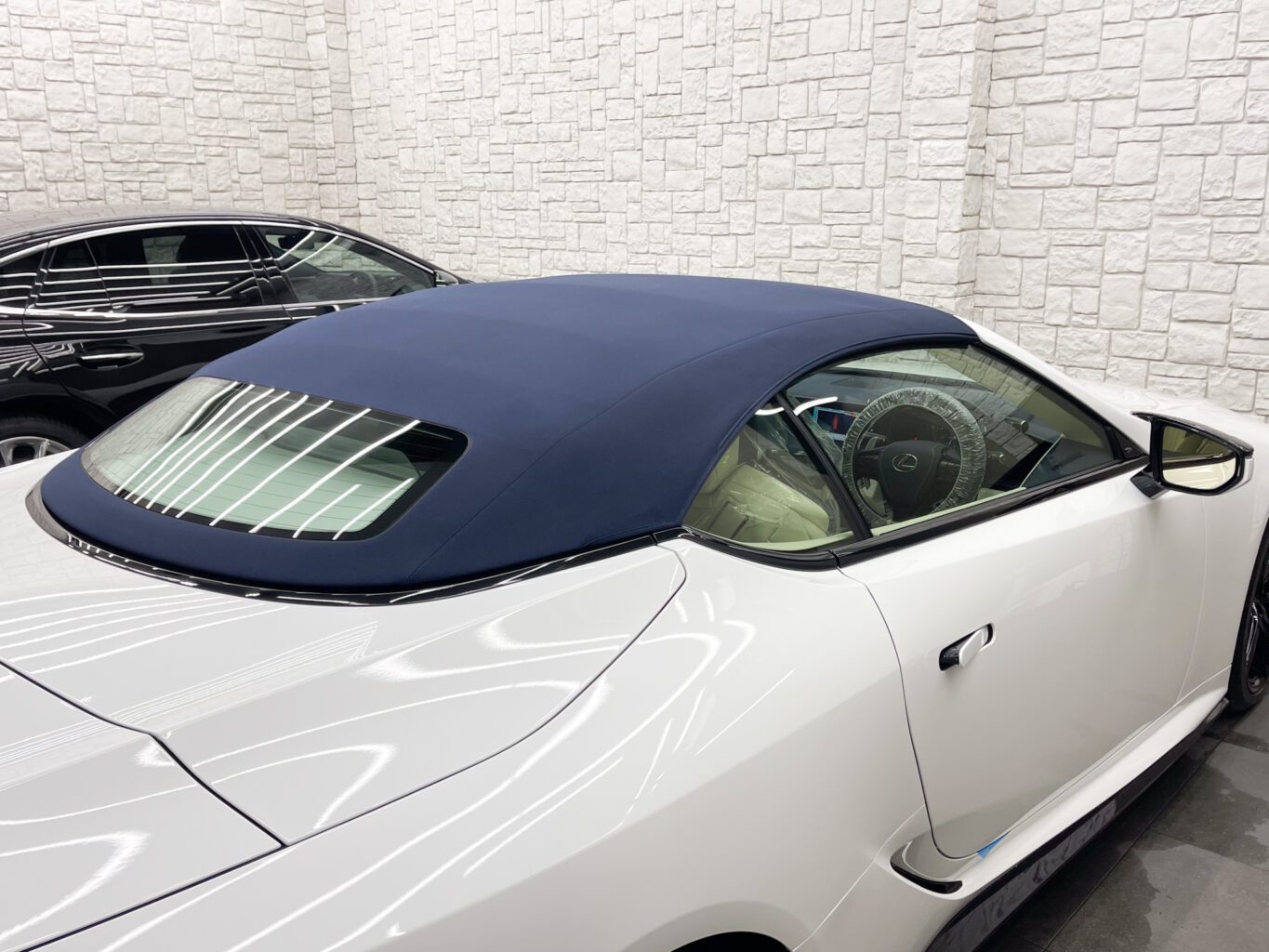 レクサスLC500コンバーチブルのご成約、誠にありがとうございました。
お客様のお車は1台積みの積車をチャーターしてお運びいたしました！
弊社では数多くのレクサス車を揃えておりますので、LCをご検討のお客様はどうぞお気軽にお問い合わせください。
また純正オプションからオリジナルブランドUNIVERSAL DESIGNまで幅広くパーツも揃えておりますので、エアロやホイールをご検討の方はどうぞお気軽にお問い合わせください。