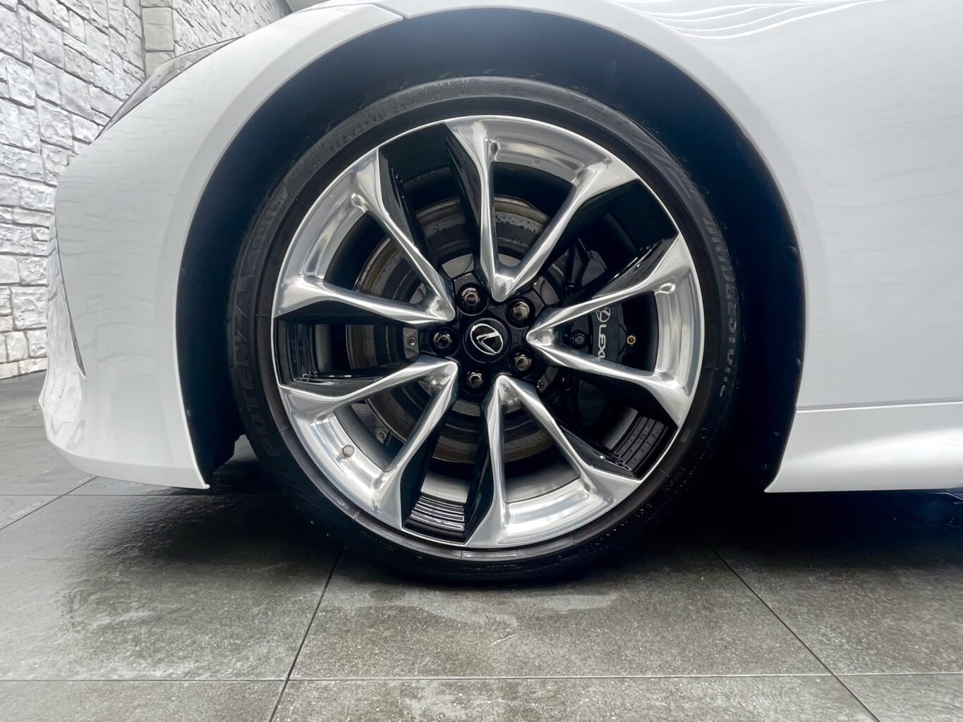 レクサスLC500hのご成約誠にありがとうございました！ 本日はご来店いただき誠に有難うございました！ 弊社では数多くのレクサス車を揃えておりますので、LCをご検討のお客様はどうぞお気軽にお問い合わせください。