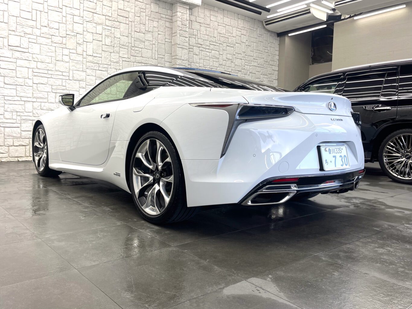 レクサスLC500hのご成約誠にありがとうございました！ 本日はご来店いただき誠に有難うございました！ 弊社では数多くのレクサス車を揃えておりますので、LCをご検討のお客様はどうぞお気軽にお問い合わせください。