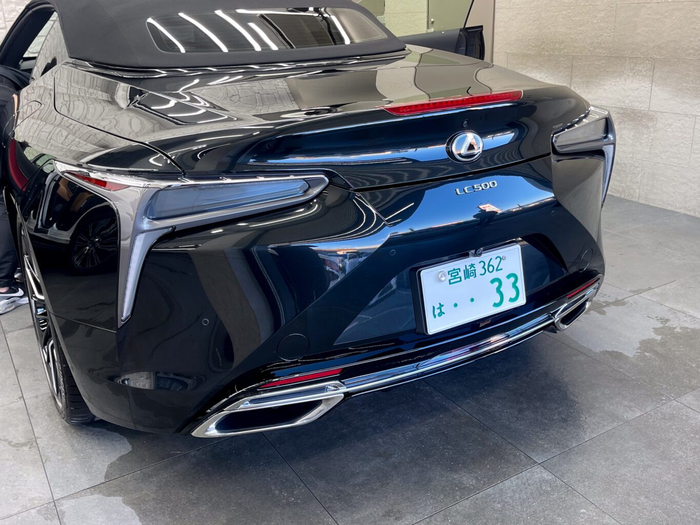 レクサスLC500のご成約
誠にありがとうございました!
お客様のお車は1台積みの積車をチャーターして丁寧にお運びいたしました!
ご納車に関しましてその他にも場所によってはフェリーでお運びすることも出来ますので、
遠方のお客様もどうぞお気軽にご相談、お問い合わせください♪
また、弊社では数多くのレクサス車を揃えておりますので、LCをご検討のお客様はどうぞお気軽にお問い合わせください♪
弊社では板金塗装工場も備えておりますので、エアロやホイールをご検討の方はどうぞお気軽にお問い合わせください♪