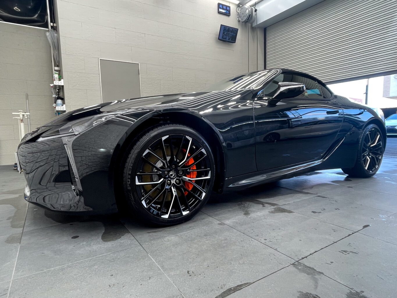 レクサスLC500のご成約
誠にありがとうございました!
お客様のお車は1台積みの積車をチャーターして丁寧にお運びいたしました!
ご納車に関しましてその他にも場所によってはフェリーでお運びすることも出来ますので、
遠方のお客様もどうぞお気軽にご相談、お問い合わせください♪
また、弊社では数多くのレクサス車を揃えておりますので、LCをご検討のお客様はどうぞお気軽にお問い合わせください♪
弊社では板金塗装工場も備えておりますので、エアロやホイールをご検討の方はどうぞお気軽にお問い合わせください♪