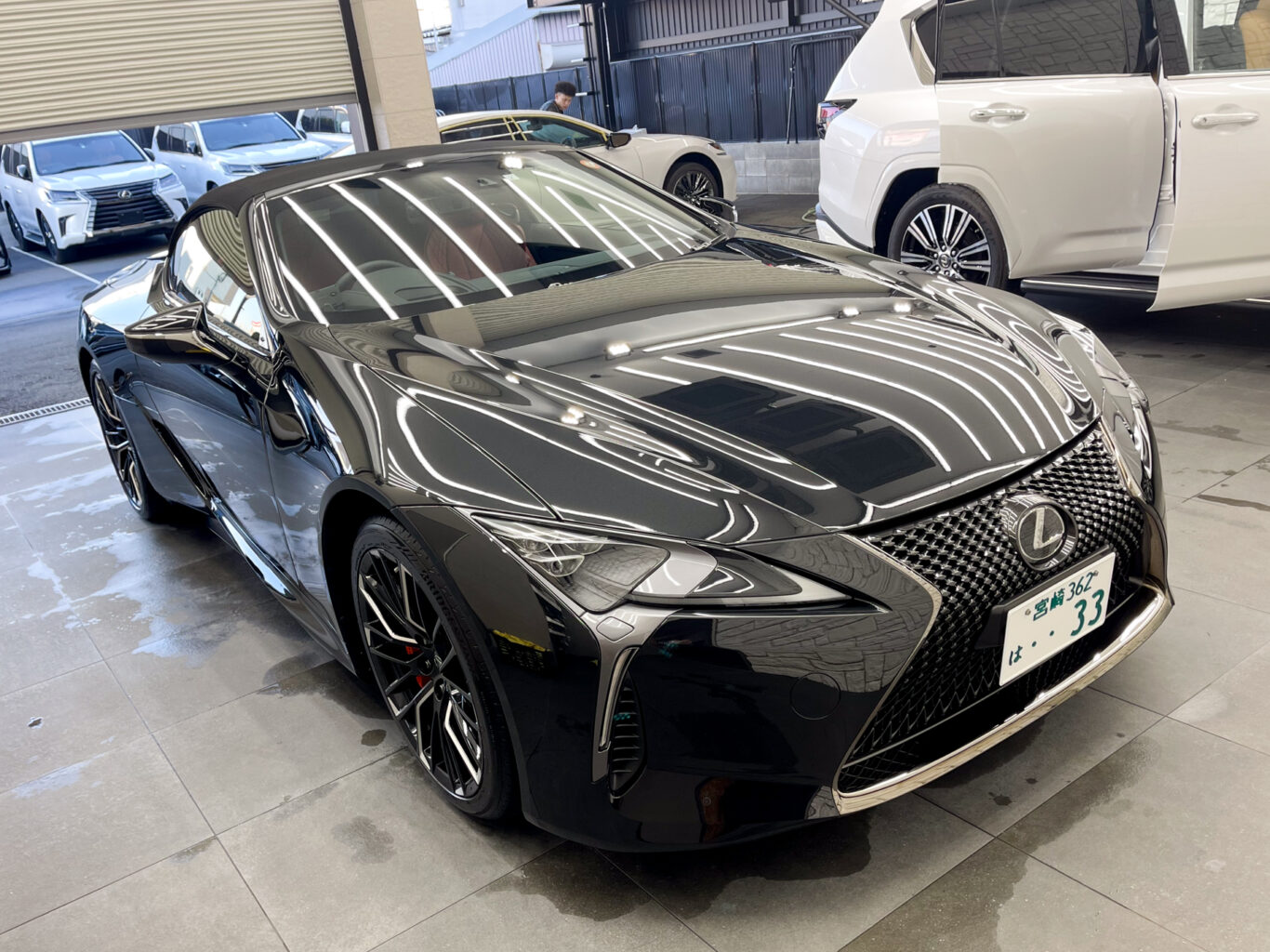 レクサスLC500のご成約
誠にありがとうございました!
お客様のお車は1台積みの積車をチャーターして丁寧にお運びいたしました!
ご納車に関しましてその他にも場所によってはフェリーでお運びすることも出来ますので、
遠方のお客様もどうぞお気軽にご相談、お問い合わせください♪
また、弊社では数多くのレクサス車を揃えておりますので、LCをご検討のお客様はどうぞお気軽にお問い合わせください♪
弊社では板金塗装工場も備えておりますので、エアロやホイールをご検討の方はどうぞお気軽にお問い合わせください♪