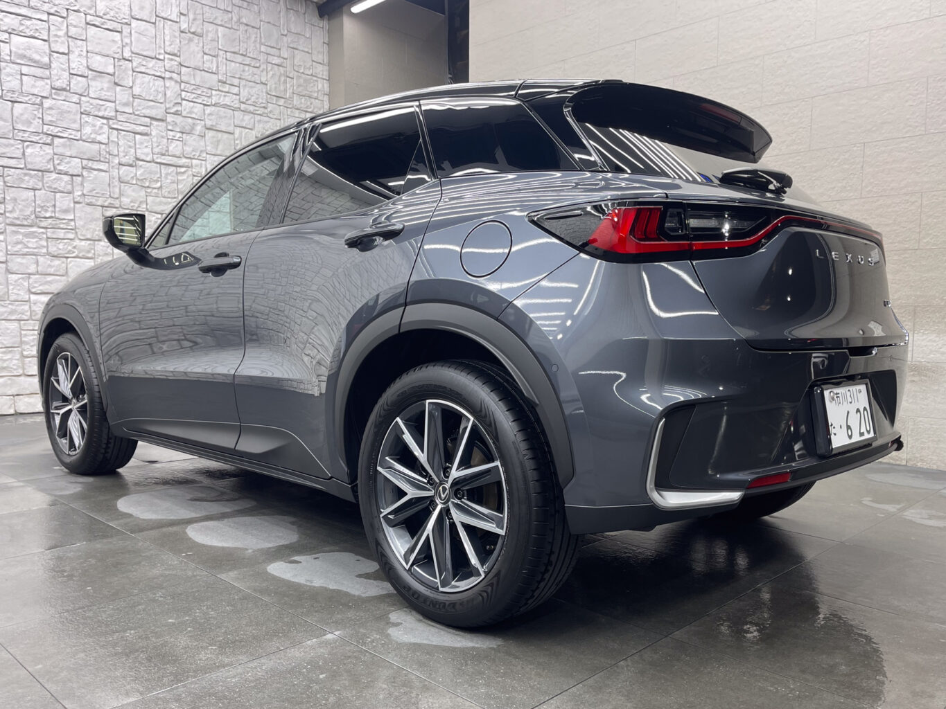 レクサスLBXのご成約 誠にありがとうございました！ お客様のお車は1台積みの積車をチャーターして丁寧にお運びいたしました！  ご納車に関しましてその他にも場所によってはフェリーでお運びすることも出来ますので、遠方のお客様もどうぞお気軽にご相談、お問い合わせください♪