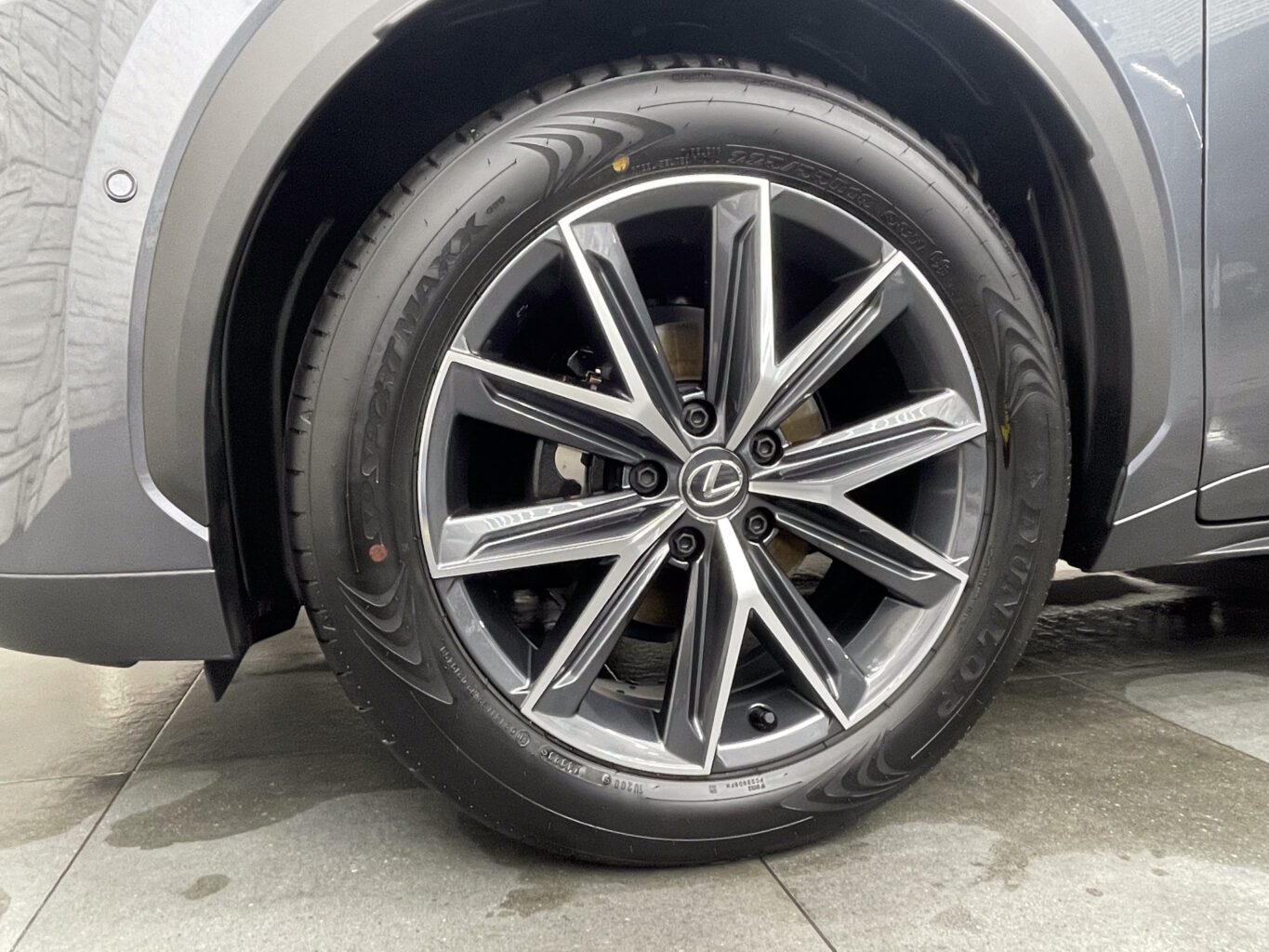 レクサスLBXのご成約 誠にありがとうございました！ お客様のお車は1台積みの積車をチャーターして丁寧にお運びいたしました！  ご納車に関しましてその他にも場所によってはフェリーでお運びすることも出来ますので、遠方のお客様もどうぞお気軽にご相談、お問い合わせください♪