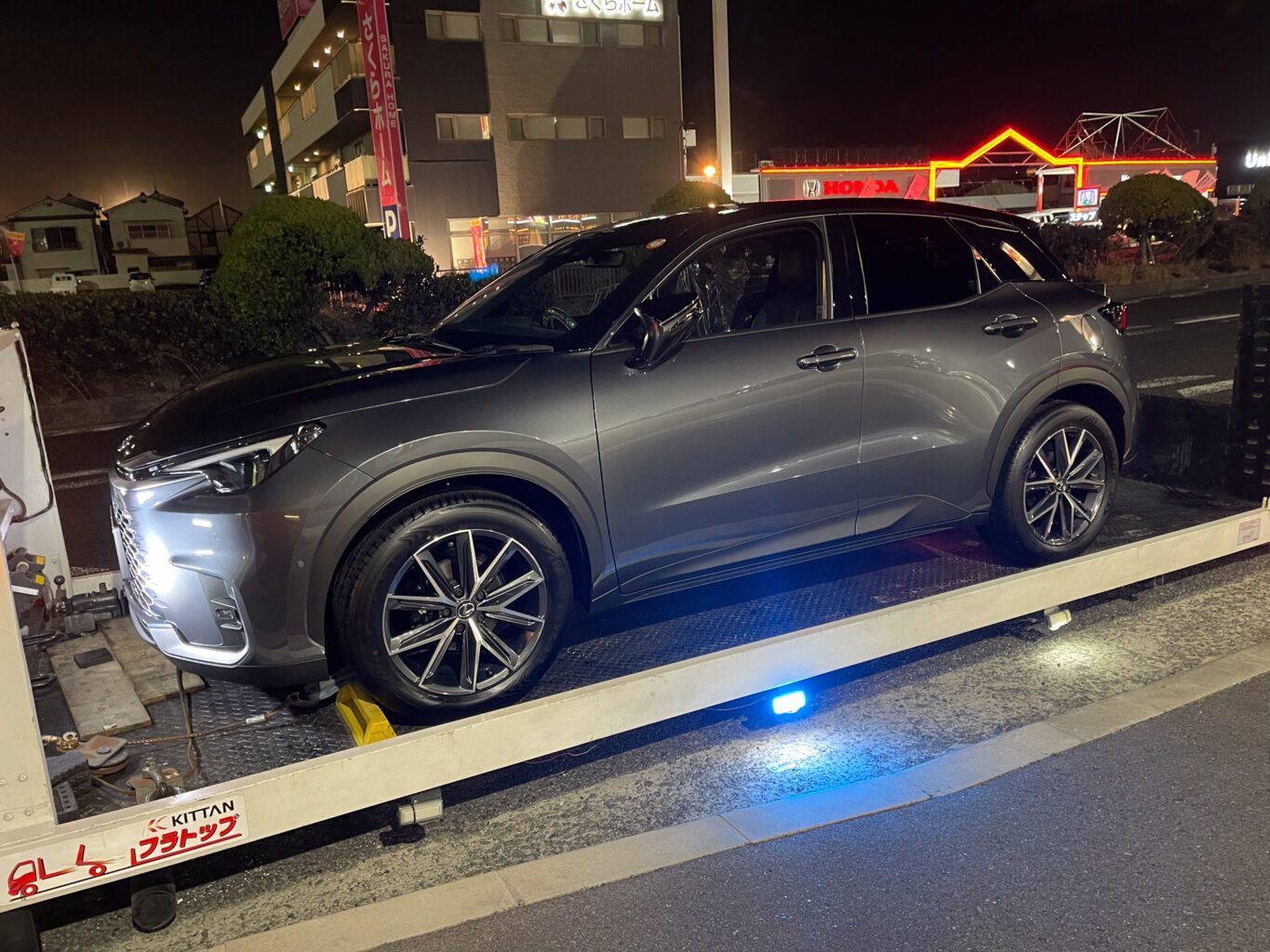 レクサスLBXのご成約 誠にありがとうございました！ お客様のお車は1台積みの積車をチャーターして丁寧にお運びいたしました！  ご納車に関しましてその他にも場所によってはフェリーでお運びすることも出来ますので、遠方のお客様もどうぞお気軽にご相談、お問い合わせください♪