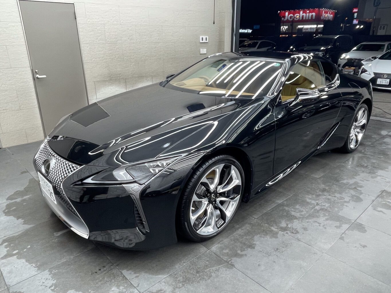 レクサスLC500　フロント
ご成約ありがとうございました！
弊社では数多くのレクサス車を揃えておりますので、LCをご検討のお客様はどうぞお気軽にお問い合わせください！
また、カスタムのベース車をお探しの方も純正オプションからオリジナルブランドUNIVERSAL DESIGNまで幅広くパーツも揃えておりますので、エアロやホイールも合わせてご検討の方もどうぞお気軽にお問い合わせください！