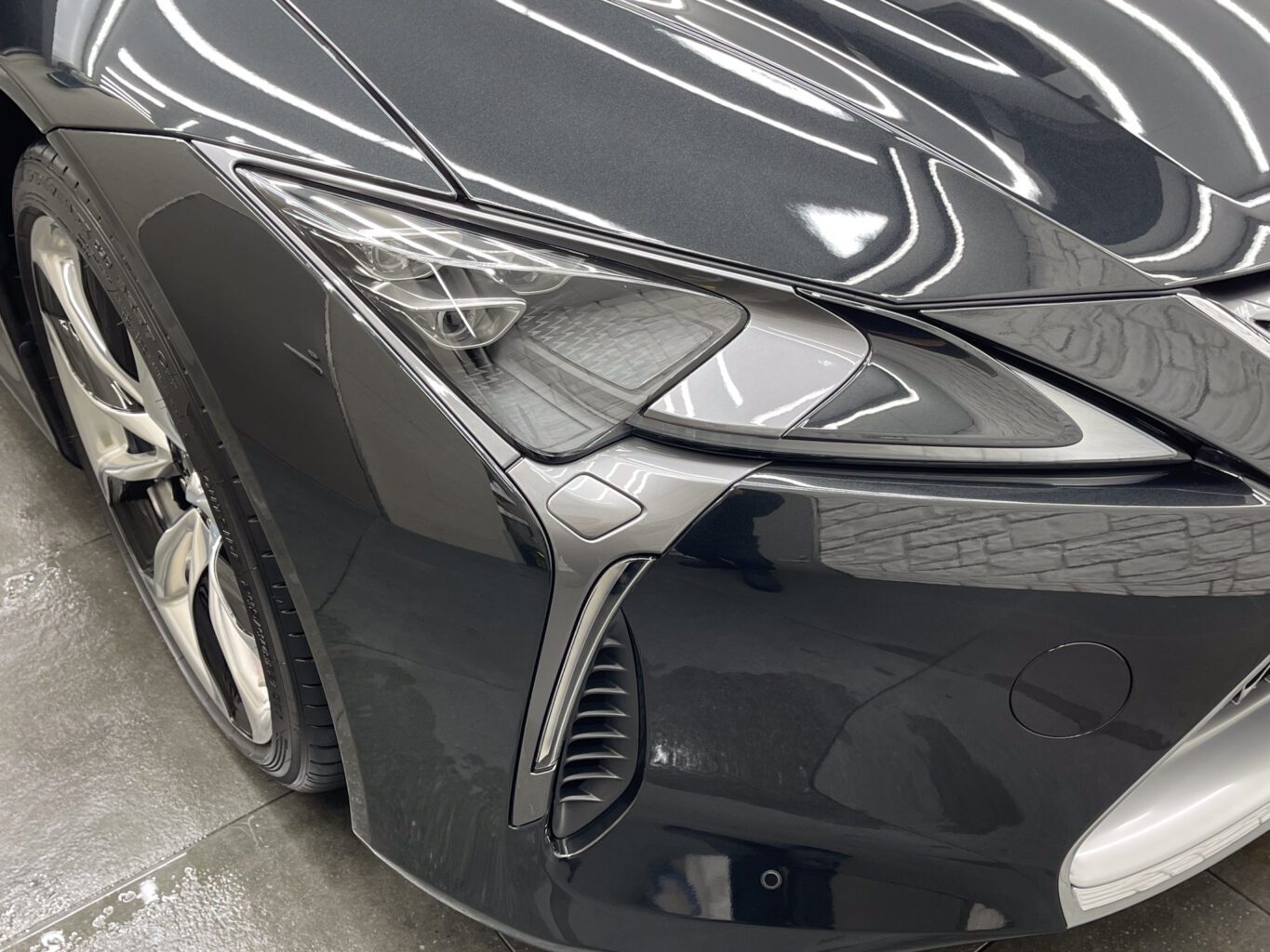 レクサスLC500　ヘッドライト
ご成約ありがとうございました！
弊社では数多くのレクサス車を揃えておりますので、LCをご検討のお客様はどうぞお気軽にお問い合わせください！
また、カスタムのベース車をお探しの方も純正オプションからオリジナルブランドUNIVERSAL DESIGNまで幅広くパーツも揃えておりますので、エアロやホイールも合わせてご検討の方もどうぞお気軽にお問い合わせください！