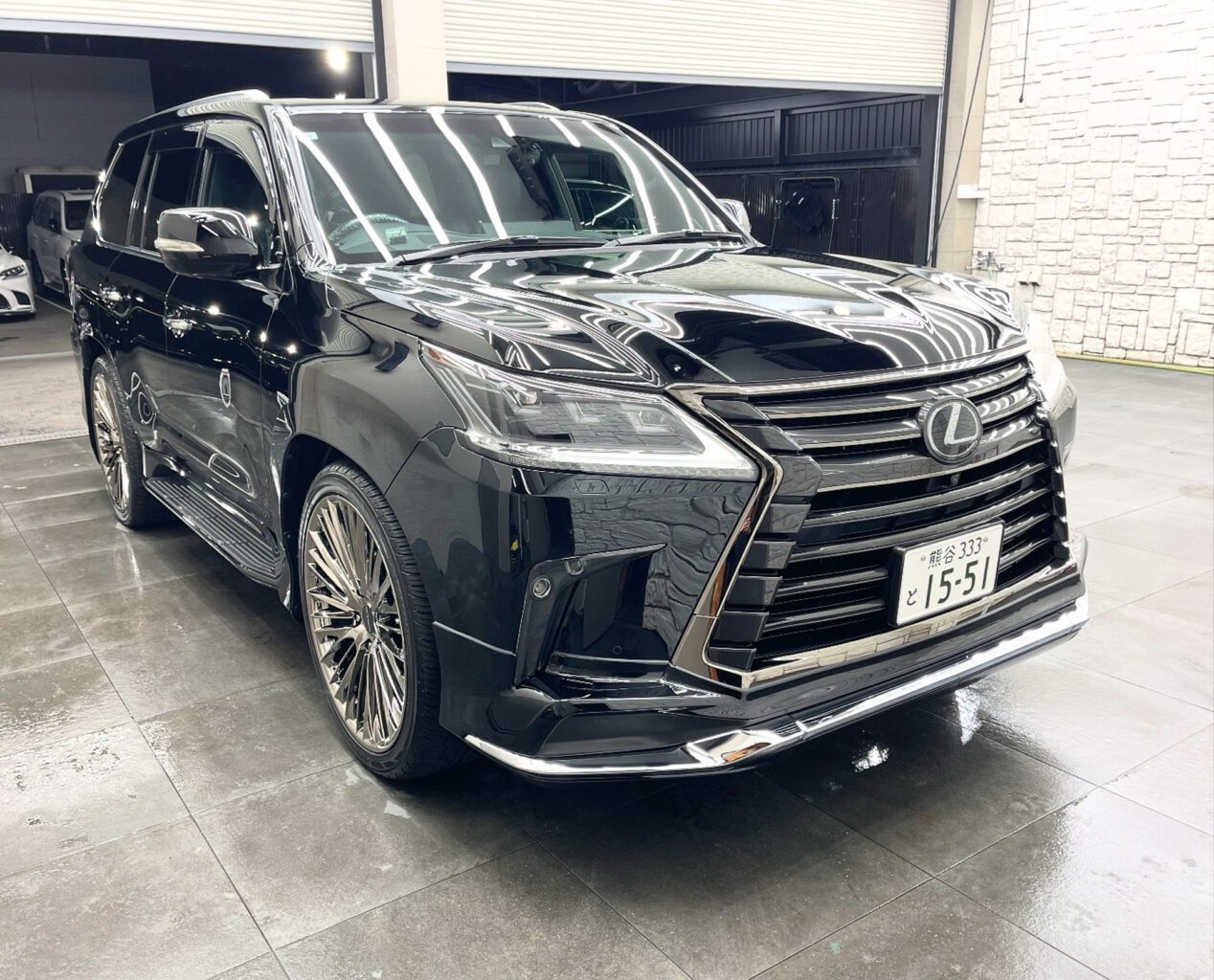 お客様のお車は1台積みの積車をチャーターして丁寧にお運びいたしました!
ご納車に関しましてその他にも場所によってはフェリーでお運びすることも出来ますので、遠方のお客様もどうぞお気軽にご相談、お問い合わせください♪
弊社では数多くのレクサス車を揃えておりますので、LX570をご検討のお客様はどうぞお気軽にお問い合わせください♪
また、弊社では自社板金塗装工場も備えておりますので、WALDをはじめ有名メーカーのエアロやホイールをご検討の方もどうぞお気軽にお問い合わせください♪