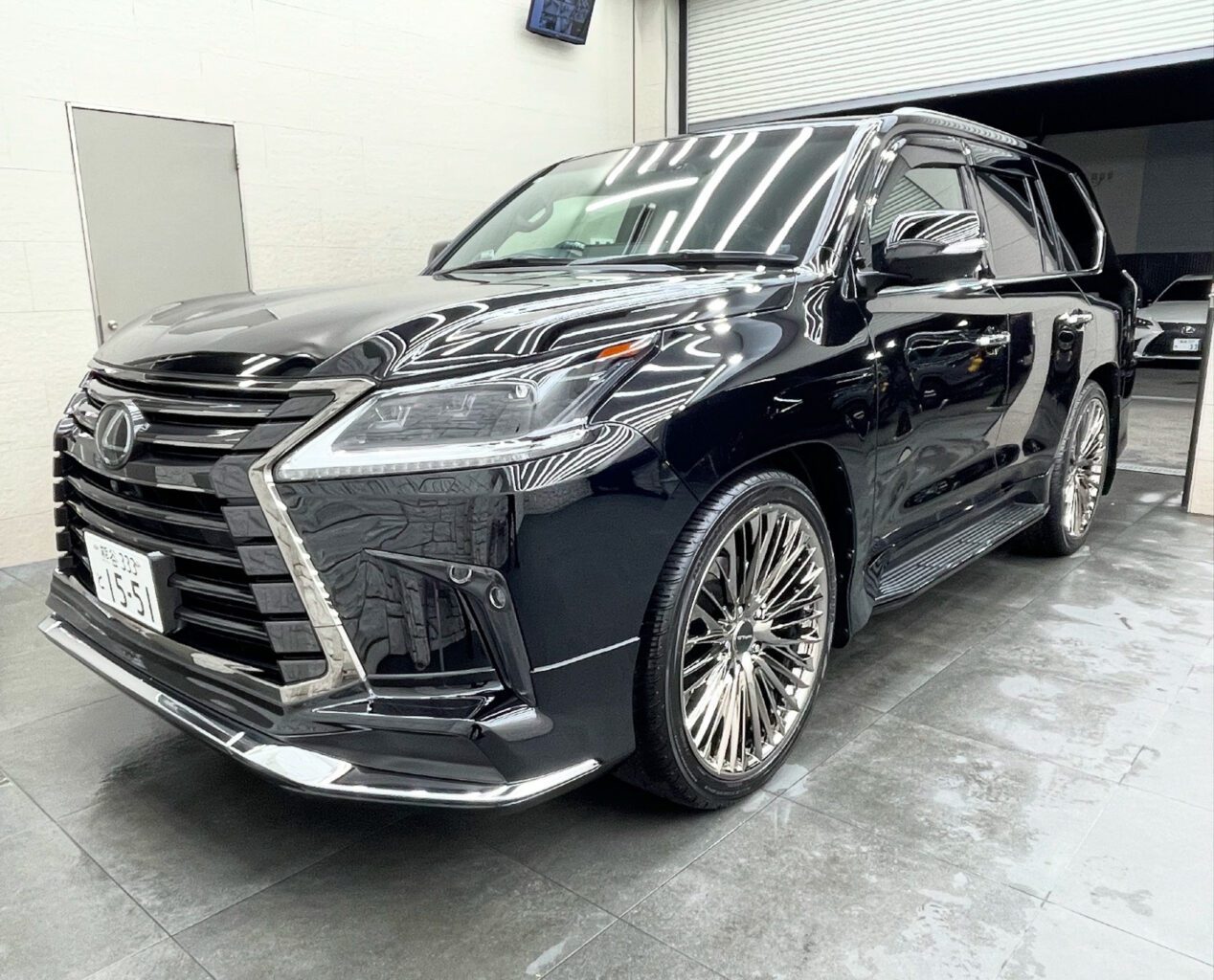 お客様のお車は1台積みの積車をチャーターして丁寧にお運びいたしました!
ご納車に関しましてその他にも場所によってはフェリーでお運びすることも出来ますので、遠方のお客様もどうぞお気軽にご相談、お問い合わせください♪
弊社では数多くのレクサス車を揃えておりますので、LX570をご検討のお客様はどうぞお気軽にお問い合わせください♪
また、弊社では自社板金塗装工場も備えておりますので、WALDをはじめ有名メーカーのエアロやホイールをご検討の方もどうぞお気軽にお問い合わせください♪