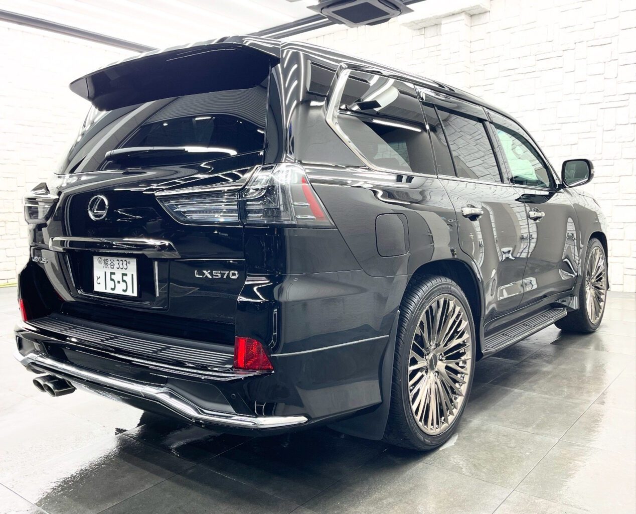お客様のお車は1台積みの積車をチャーターして丁寧にお運びいたしました!
ご納車に関しましてその他にも場所によってはフェリーでお運びすることも出来ますので、遠方のお客様もどうぞお気軽にご相談、お問い合わせください♪
弊社では数多くのレクサス車を揃えておりますので、LX570をご検討のお客様はどうぞお気軽にお問い合わせください♪
また、弊社では自社板金塗装工場も備えておりますので、WALDをはじめ有名メーカーのエアロやホイールをご検討の方もどうぞお気軽にお問い合わせください♪