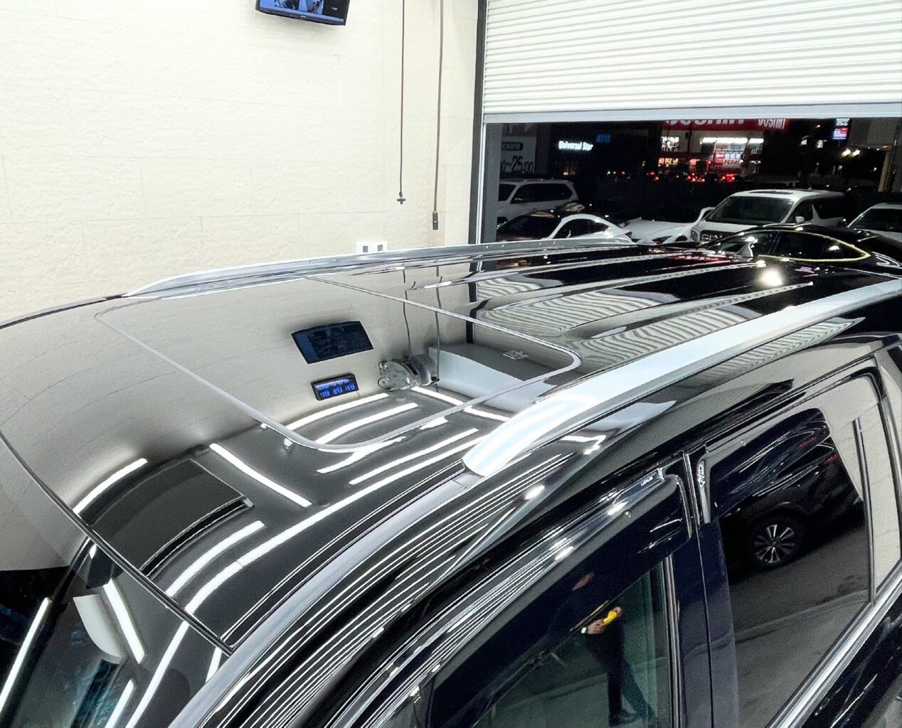 お客様のお車は1台積みの積車をチャーターして丁寧にお運びいたしました!
ご納車に関しましてその他にも場所によってはフェリーでお運びすることも出来ますので、遠方のお客様もどうぞお気軽にご相談、お問い合わせください♪
弊社では数多くのレクサス車を揃えておりますので、LX570をご検討のお客様はどうぞお気軽にお問い合わせください♪
また、弊社では自社板金塗装工場も備えておりますので、WALDをはじめ有名メーカーのエアロやホイールをご検討の方もどうぞお気軽にお問い合わせください♪