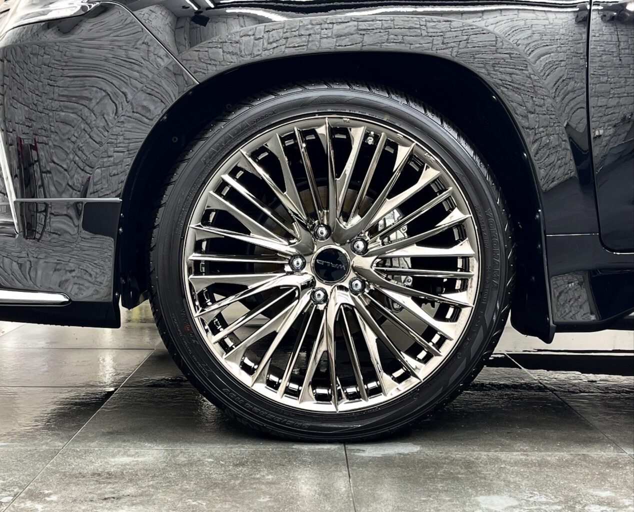 お客様のお車は1台積みの積車をチャーターして丁寧にお運びいたしました!
ご納車に関しましてその他にも場所によってはフェリーでお運びすることも出来ますので、遠方のお客様もどうぞお気軽にご相談、お問い合わせください♪
弊社では数多くのレクサス車を揃えておりますので、LX570をご検討のお客様はどうぞお気軽にお問い合わせください♪
また、弊社では自社板金塗装工場も備えておりますので、WALDをはじめ有名メーカーのエアロやホイールをご検討の方もどうぞお気軽にお問い合わせください♪