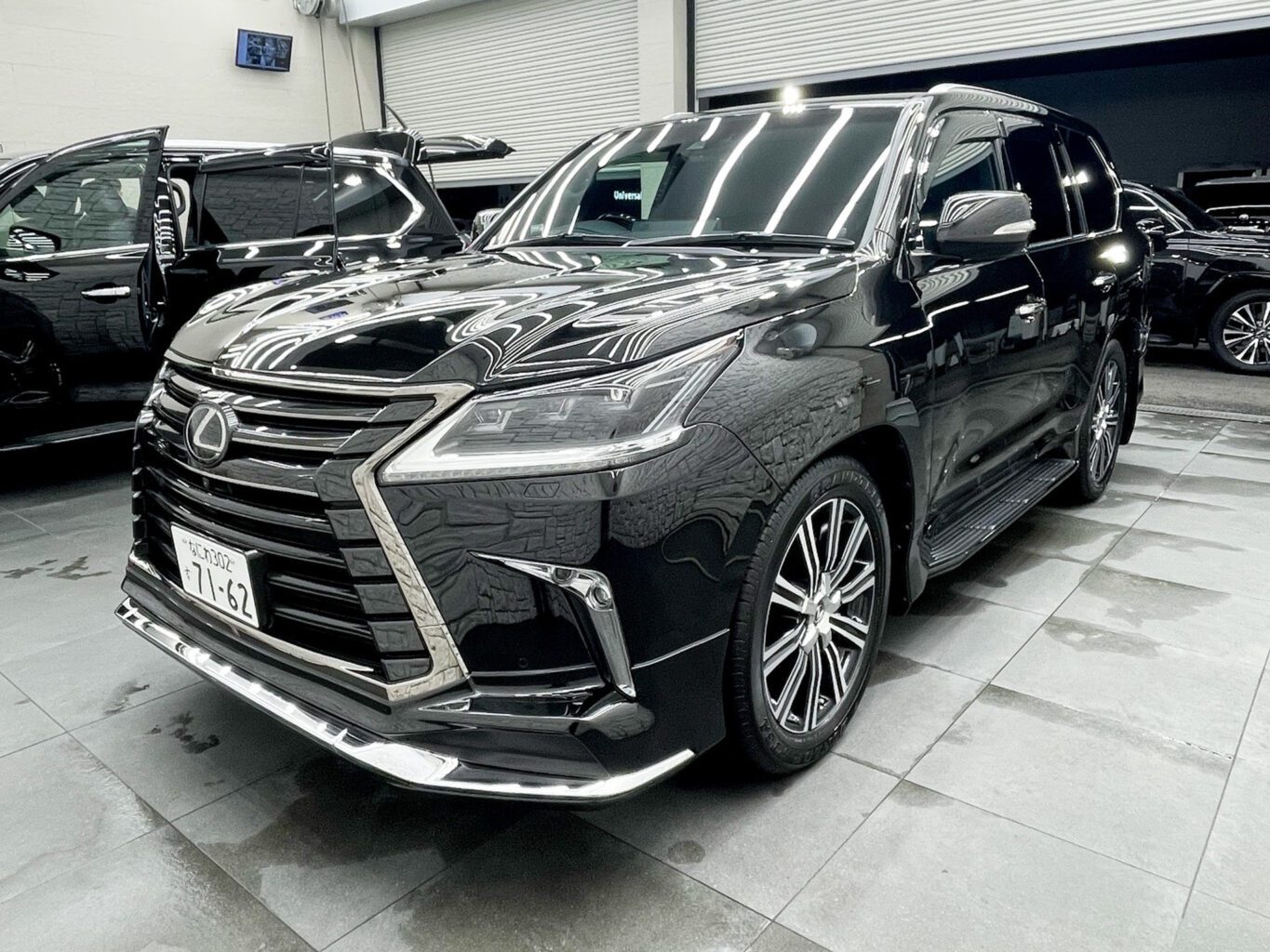 レクサスLX570のご成約、誠に有難うございました！

弊社では数多くのレクサス車を揃えておりますので、LX570をご検討のお客様はどうぞお気軽にお問い合わせください♪

また、弊社では自社板金塗装工場も備えておりますので、WALDをはじめ有名メーカーのエアロやホイールをご検討の方もどうぞお気軽にお問い合わせください♪