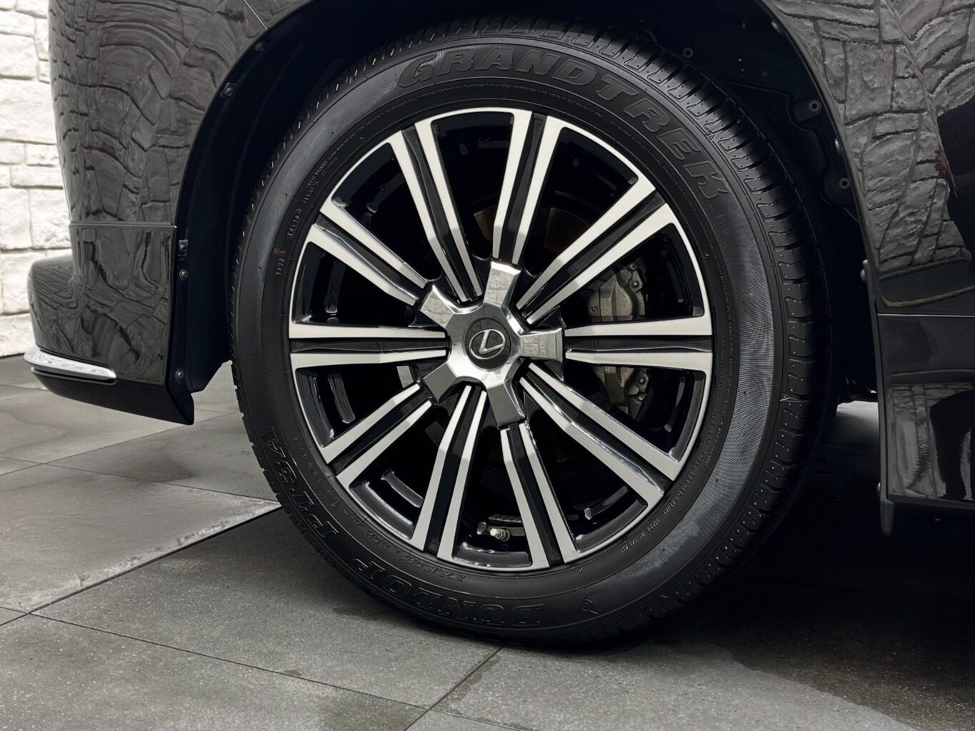 レクサスLX570のご成約、誠に有難うございました！

弊社では数多くのレクサス車を揃えておりますので、LX570をご検討のお客様はどうぞお気軽にお問い合わせください♪

また、弊社では自社板金塗装工場も備えておりますので、WALDをはじめ有名メーカーのエアロやホイールをご検討の方もどうぞお気軽にお問い合わせください♪