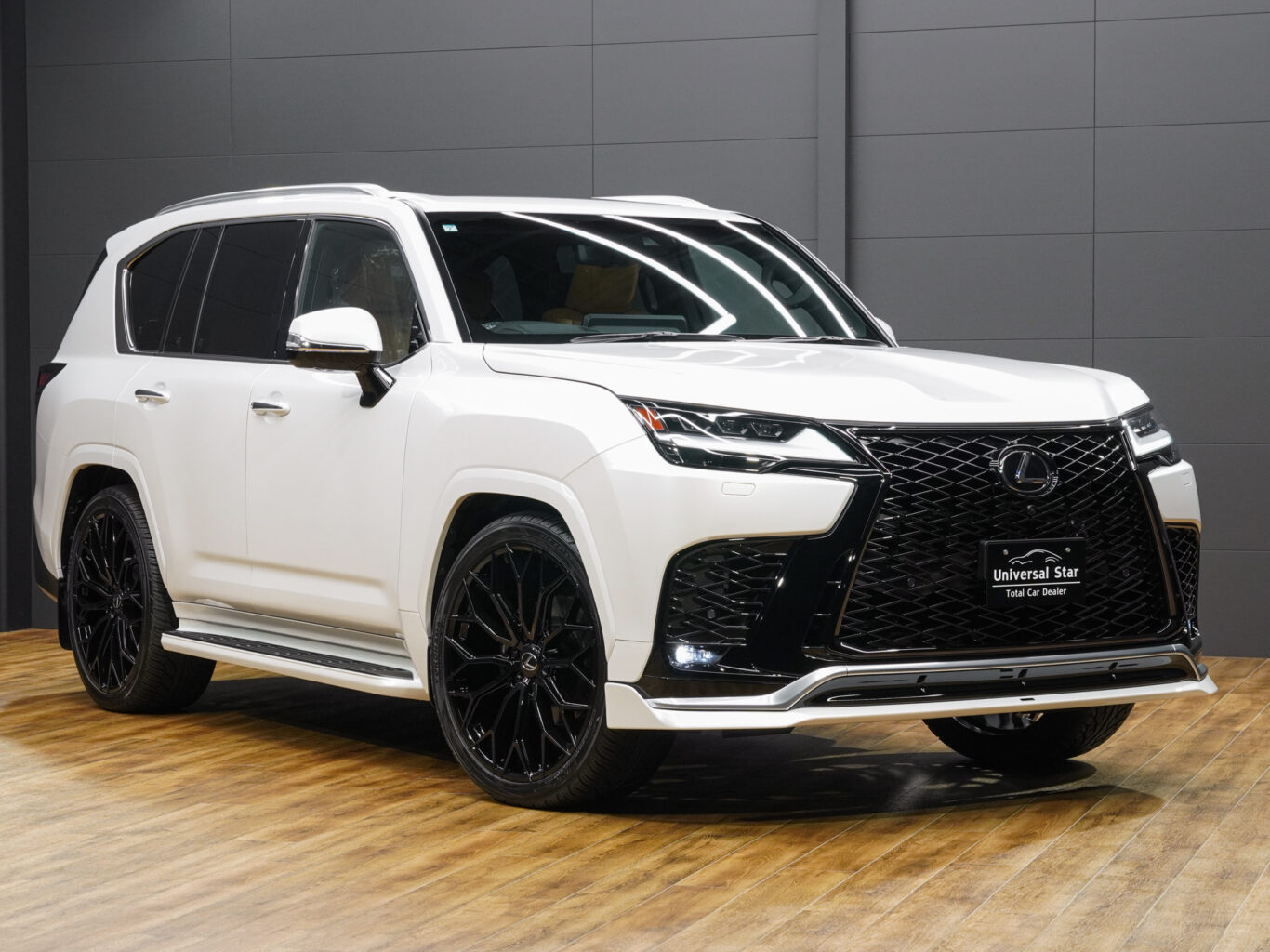 日本国内では未発売の米国市場モデル LX600 "F SPORT ハンドリング"(仕様)をさらに細部の塗り分けや、大口径24インチオリジナルホイールを装着して仕上げました！

F SPORT ハンドリングには、ブラッククロームグリルフレームと大型の「Fメッシュ」ブラックスピンドルグリルが装着されているのが特徴で、スポイラーの中央部分をグロスブラックで仕上げることにより質感を向上させました！また、フロントスポイラーのボトム部分にはエイムゲインのシンプルなスポイラーを装着し、ホイールは弊社オリジナルのLX600専用ノーマルフェンダー対応24インチグロスブラックを装着しました！