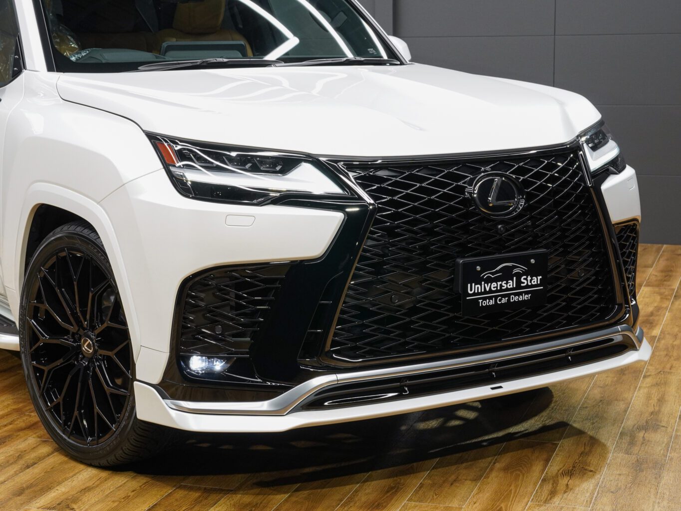 日本国内では未発売の米国市場モデル LX600 "F SPORT ハンドリング"(仕様)をさらに細部の塗り分けや、大口径24インチオリジナルホイールを装着して仕上げました！

F SPORT ハンドリングには、ブラッククロームグリルフレームと大型の「Fメッシュ」ブラックスピンドルグリルが装着されているのが特徴で、スポイラーの中央部分をグロスブラックで仕上げることにより質感を向上させました！また、フロントスポイラーのボトム部分にはエイムゲインのシンプルなスポイラーを装着し、ホイールは弊社オリジナルのLX600専用ノーマルフェンダー対応24インチグロスブラックを装着しました！