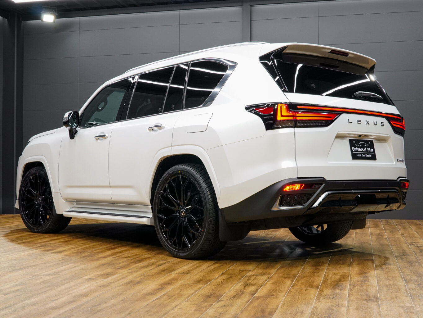 日本国内では未発売の米国市場モデル LX600 "F SPORT ハンドリング"(仕様)をさらに細部の塗り分けや、大口径24インチオリジナルホイールを装着して仕上げました！

F SPORT ハンドリングには、ブラッククロームグリルフレームと大型の「Fメッシュ」ブラックスピンドルグリルが装着されているのが特徴で、スポイラーの中央部分をグロスブラックで仕上げることにより質感を向上させました！また、フロントスポイラーのボトム部分にはエイムゲインのシンプルなスポイラーを装着し、ホイールは弊社オリジナルのLX600専用ノーマルフェンダー対応24インチグロスブラックを装着しました！