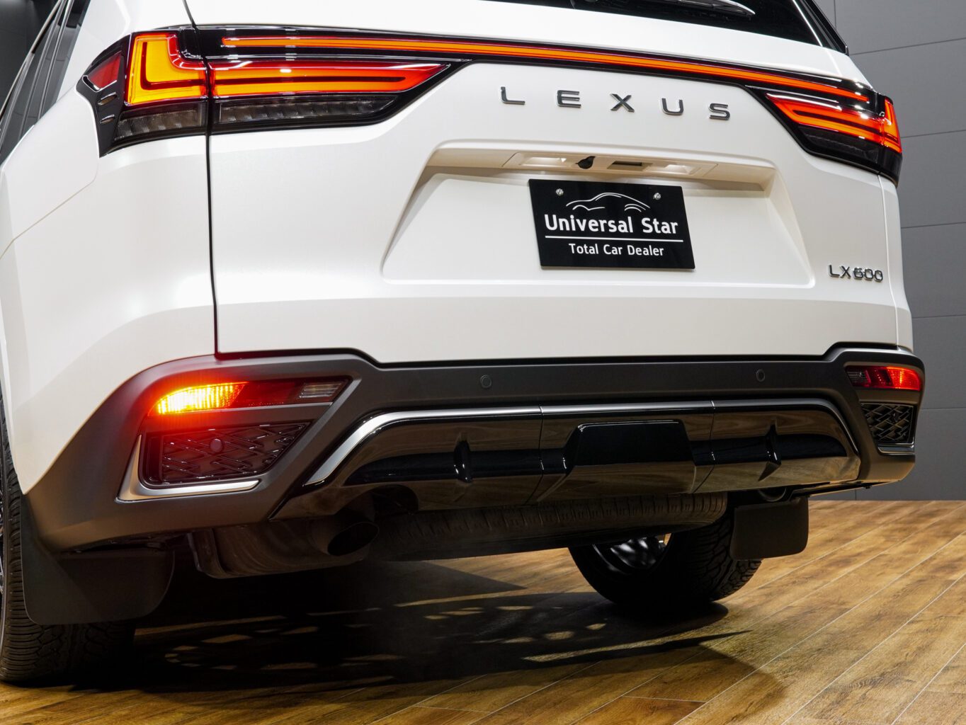 日本国内では未発売の米国市場モデル LX600 "F SPORT ハンドリング"(仕様)をさらに細部の塗り分けや、大口径24インチオリジナルホイールを装着して仕上げました！

F SPORT ハンドリングには、ブラッククロームグリルフレームと大型の「Fメッシュ」ブラックスピンドルグリルが装着されているのが特徴で、スポイラーの中央部分をグロスブラックで仕上げることにより質感を向上させました！また、フロントスポイラーのボトム部分にはエイムゲインのシンプルなスポイラーを装着し、ホイールは弊社オリジナルのLX600専用ノーマルフェンダー対応24インチグロスブラックを装着しました！