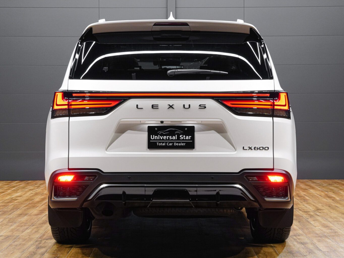 日本国内では未発売の米国市場モデル LX600 "F SPORT ハンドリング"(仕様)をさらに細部の塗り分けや、大口径24インチオリジナルホイールを装着して仕上げました！ F SPORT ハンドリングには、ブラッククロームグリルフレームと大型の「Fメッシュ」ブラックスピンドルグリルが装着されているのが特徴で、スポイラーの中央部分をグロスブラックで仕上げることにより質感を向上させました！また、フロントスポイラーのボトム部分にはエイムゲインのシンプルなスポイラーを装着し、ホイールは弊社オリジナルのLX600専用ノーマルフェンダー対応24インチグロスブラックを装着しました！