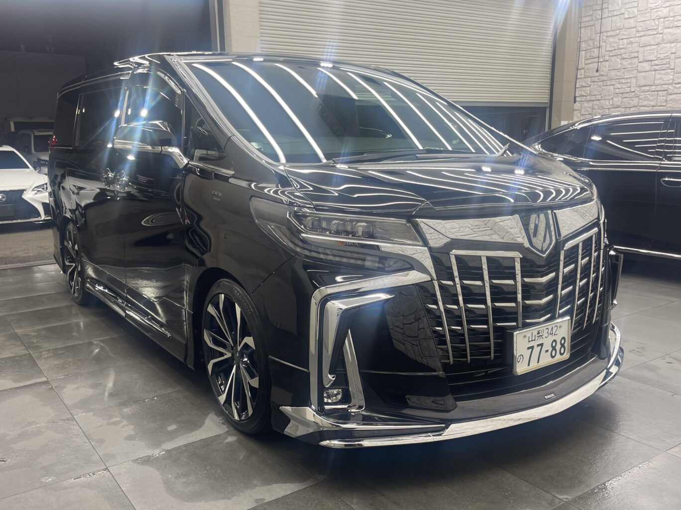 トヨタアルファードのご成約有難う御座いました。
お客様のお車は1台積みの積車をチャーターして丁寧にお運びいたしました!
ご納車に関しましてその他にも場所によってはフェリーでお運びすることも可能ですので、遠方のお客様もどうぞお気軽にご相談ください♪
弊社ではレクサス車以外にも厳選したトヨタ車や外車も取扱っておりますので、お気軽にお問い合わせください!