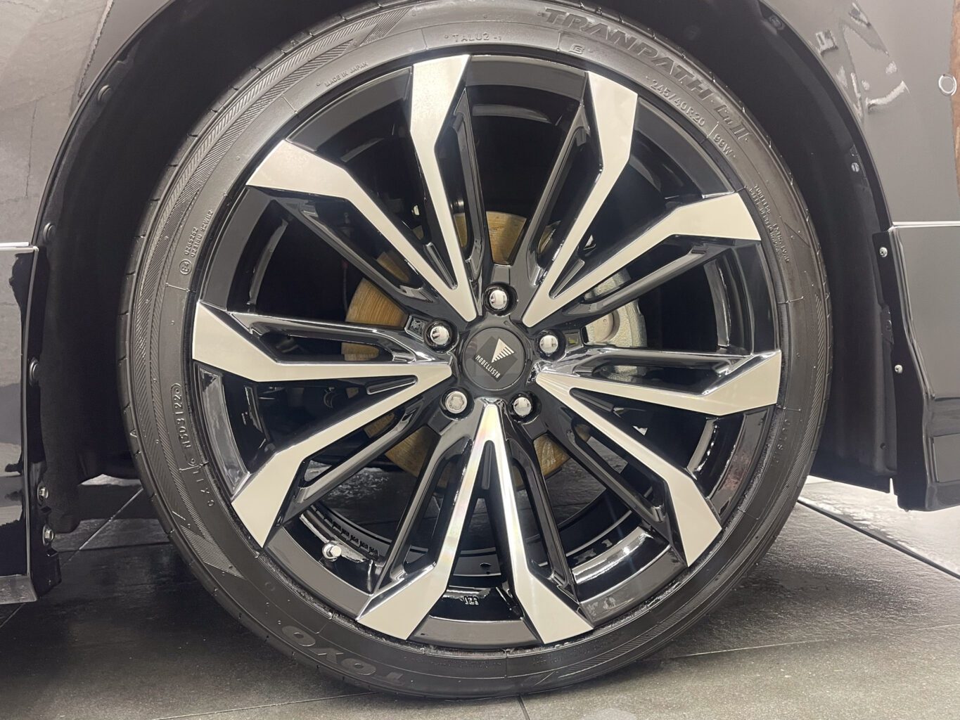 トヨタアルファードのご成約有難う御座いました。
お客様のお車は1台積みの積車をチャーターして丁寧にお運びいたしました!
ご納車に関しましてその他にも場所によってはフェリーでお運びすることも可能ですので、遠方のお客様もどうぞお気軽にご相談ください♪
弊社ではレクサス車以外にも厳選したトヨタ車や外車も取扱っておりますので、お気軽にお問い合わせください!